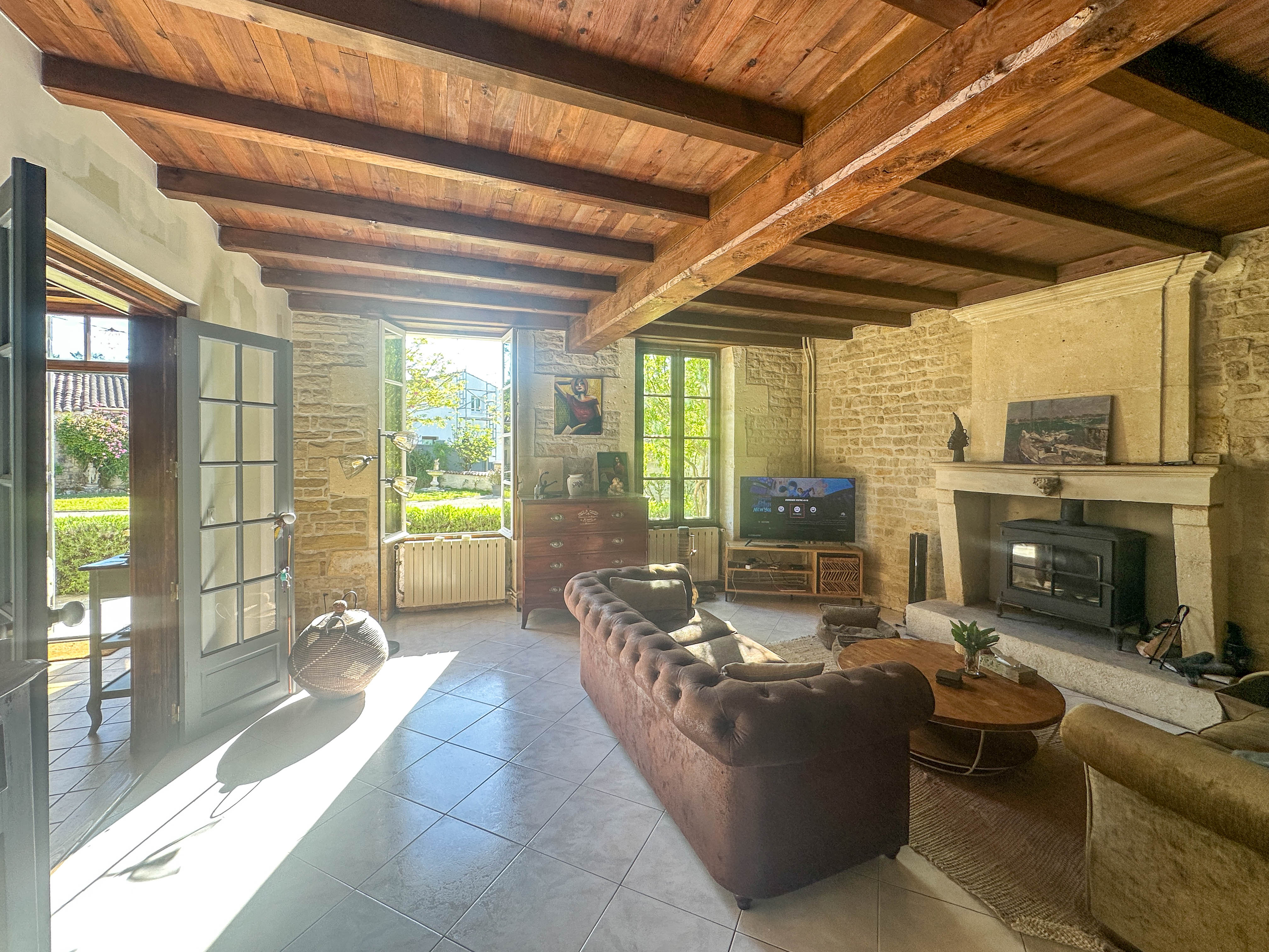 Propriété en France à vendre à Mons, Charente-Maritime - €595 000 - photo 