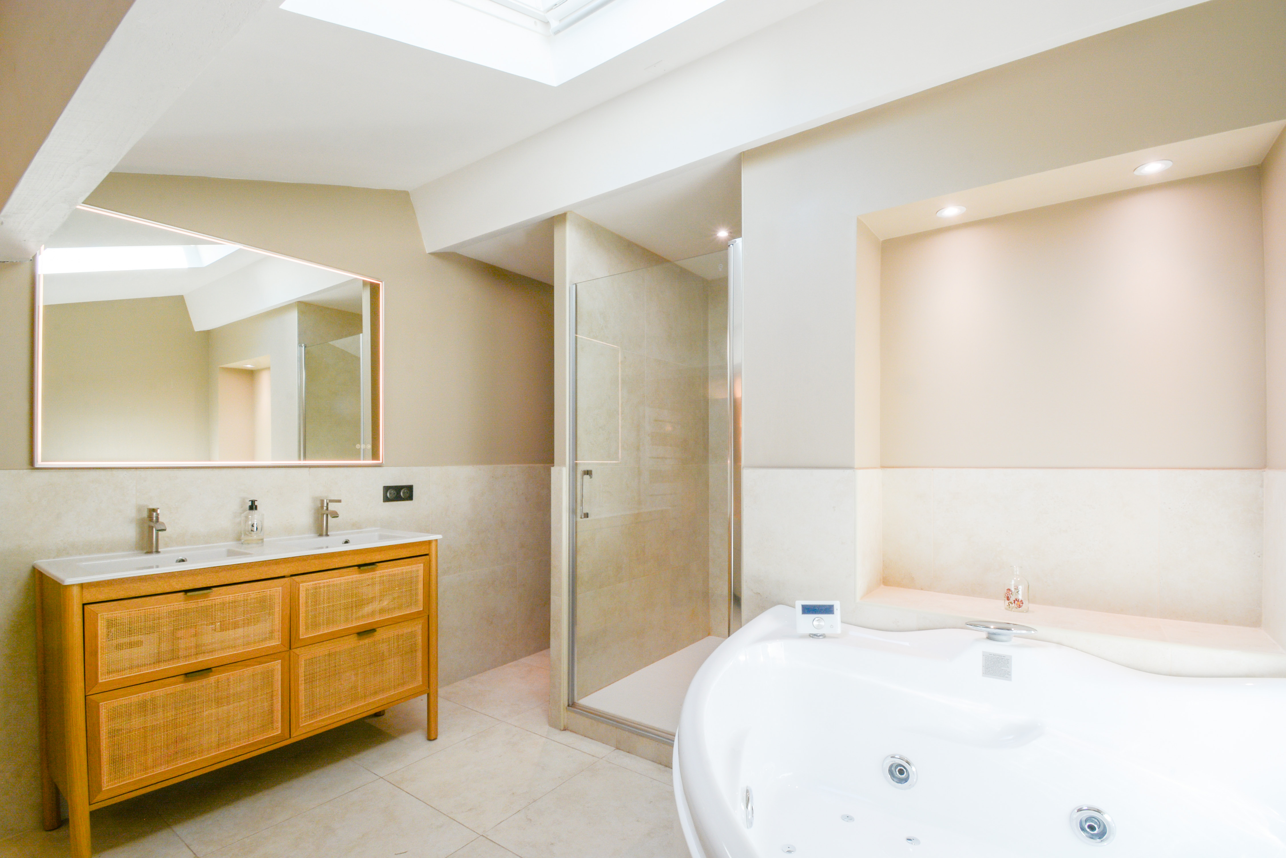 French property for sale in Aix-en-Provence, Bouches-du-Rhône - €1,150,000 - photo 
