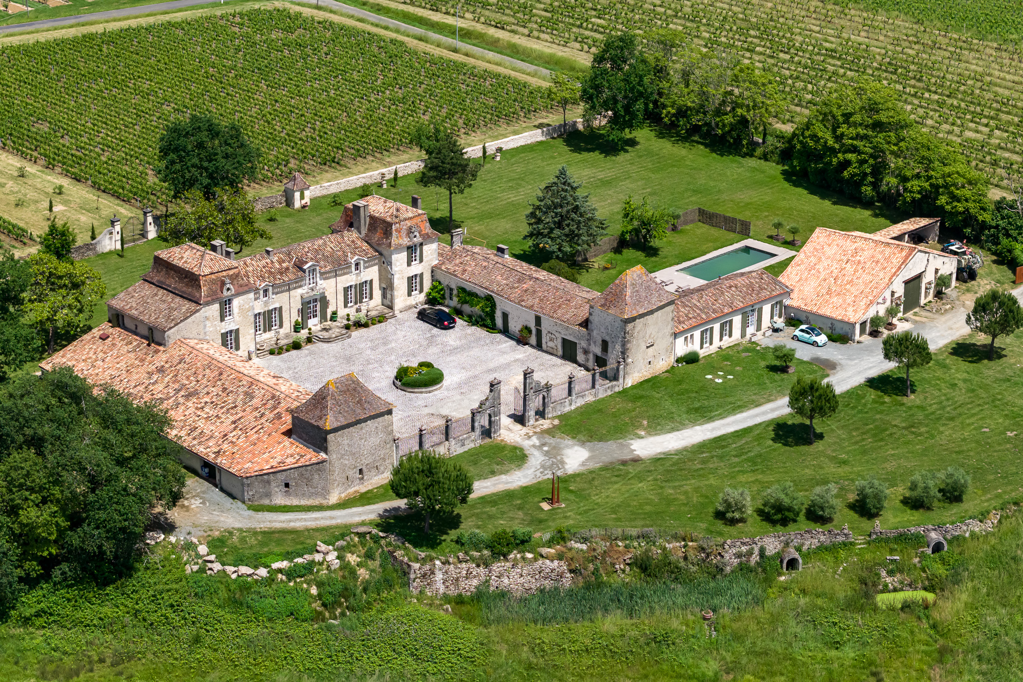 18th-century château set in 18 hectares of grounds, with outbuildings, a swimming pool and vineyards à Rudeau-Ladosse