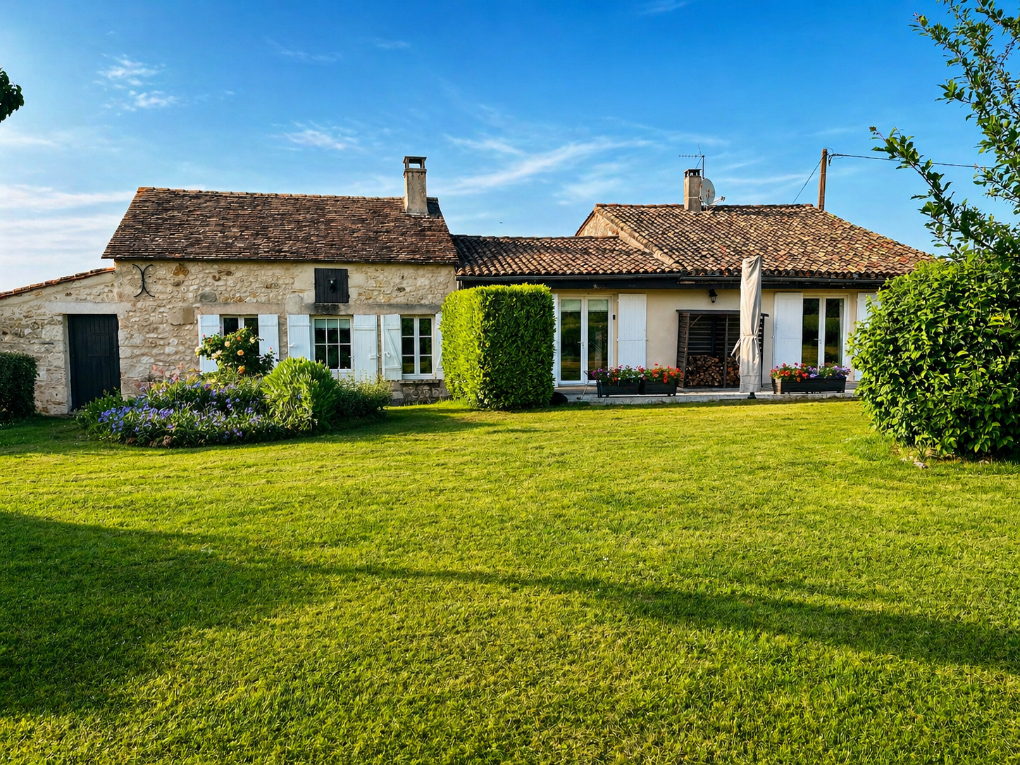 Beautifully Restored Stone Property with an Attached 1 Bedroom Cottage in a Peaceful area of Eymet à Eymet