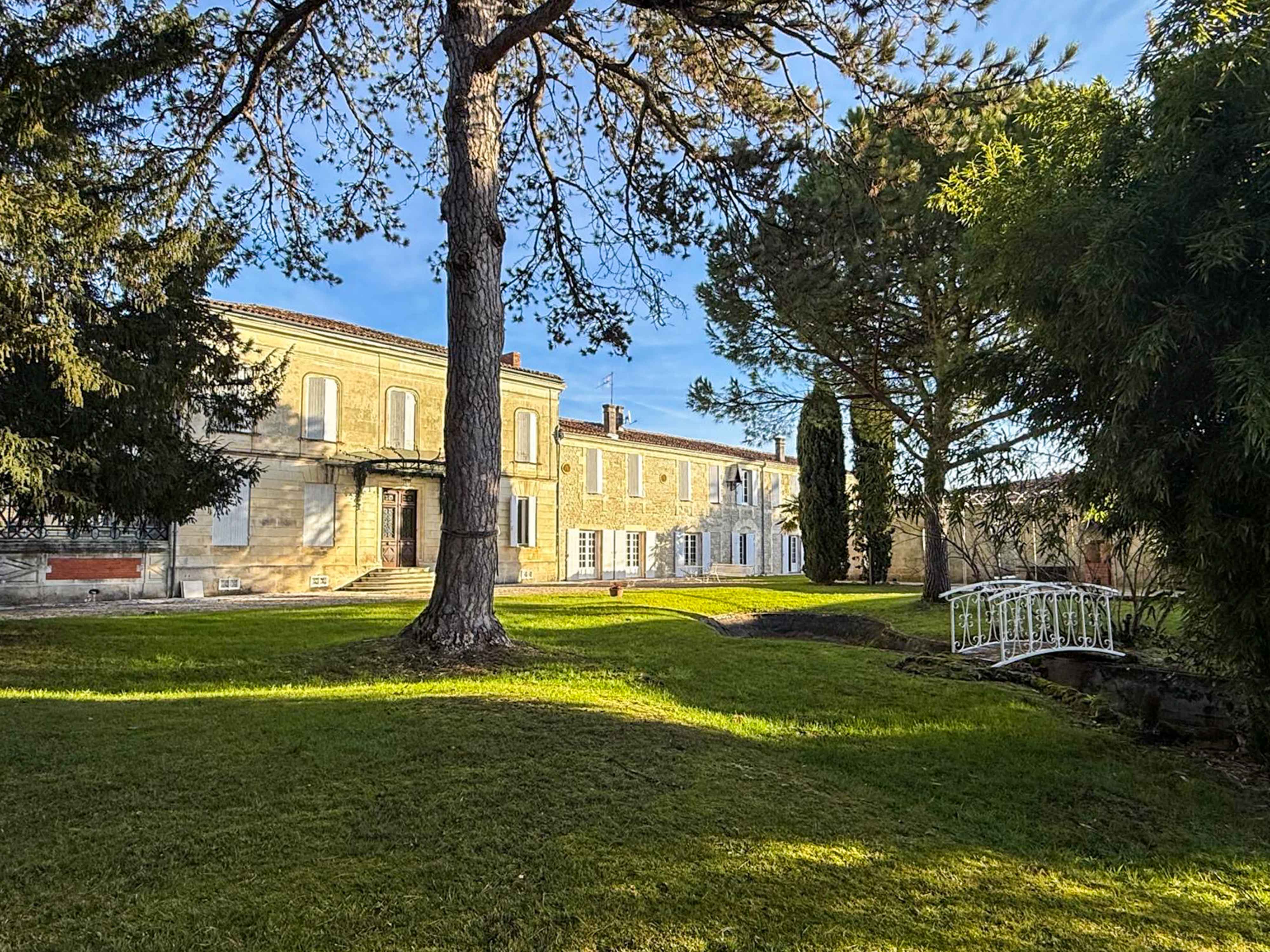 Propriété en France à vendre à Aumagne, Charente-Maritime - €879 800 - photo 