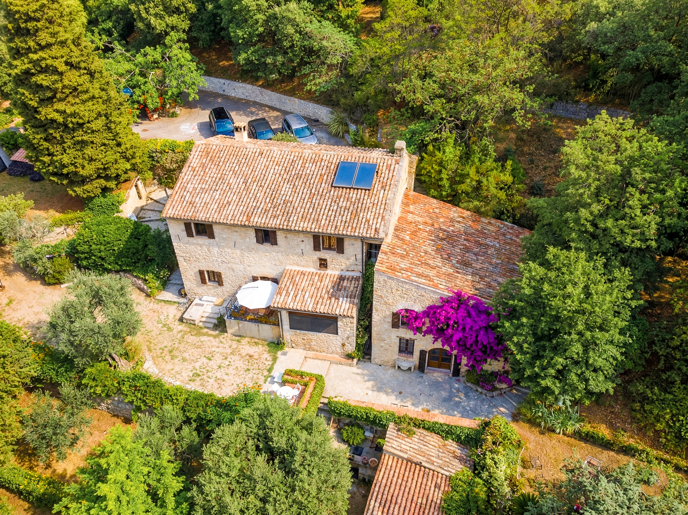 French property for sale in Carros, Alpes-Maritimes - €945,000 - photo 