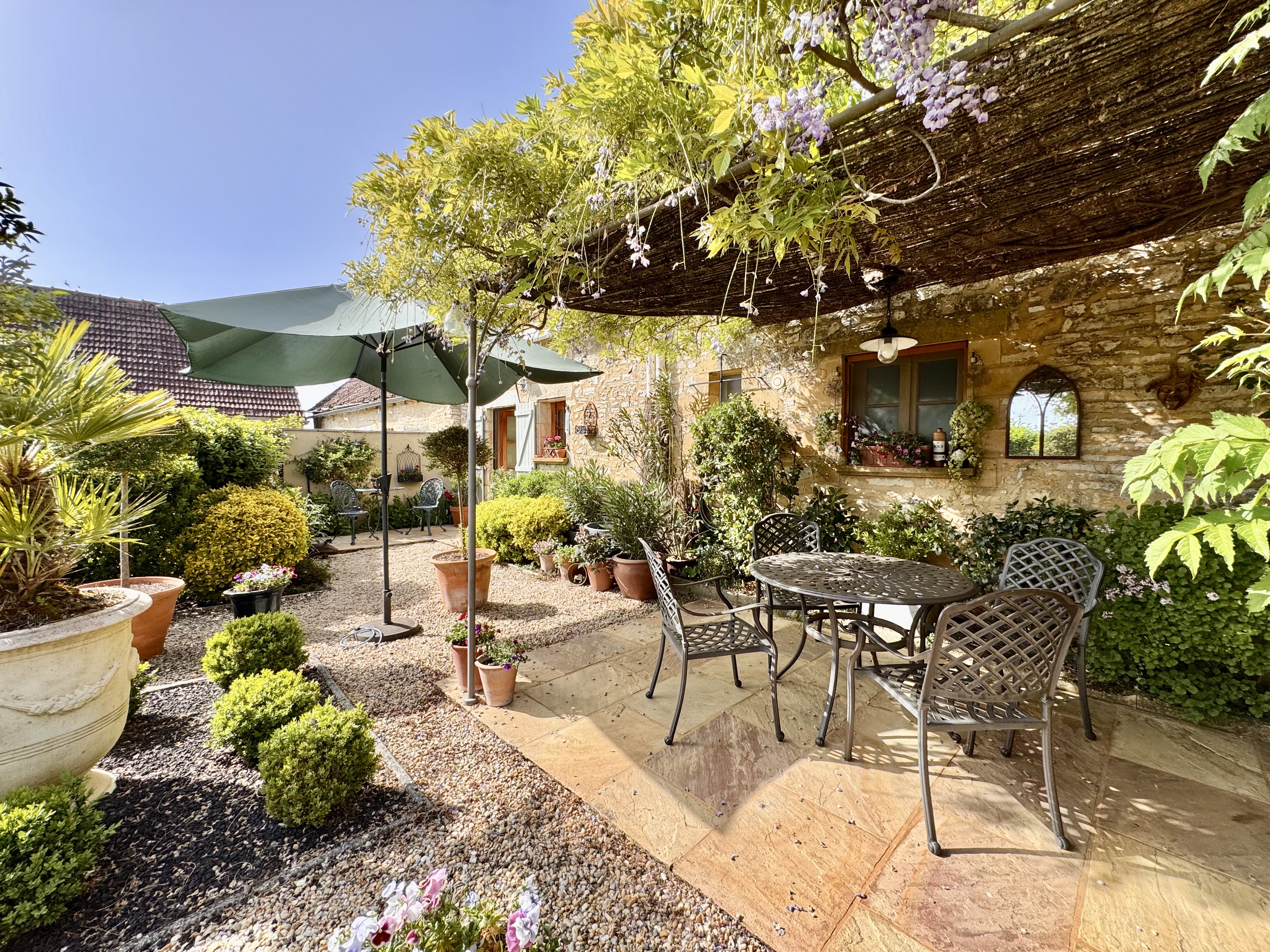 Instant favorite in the Périgord Noir : elegant stone house with gardens and outdoor spaces | Céou Valley à Rudeau-Ladosse