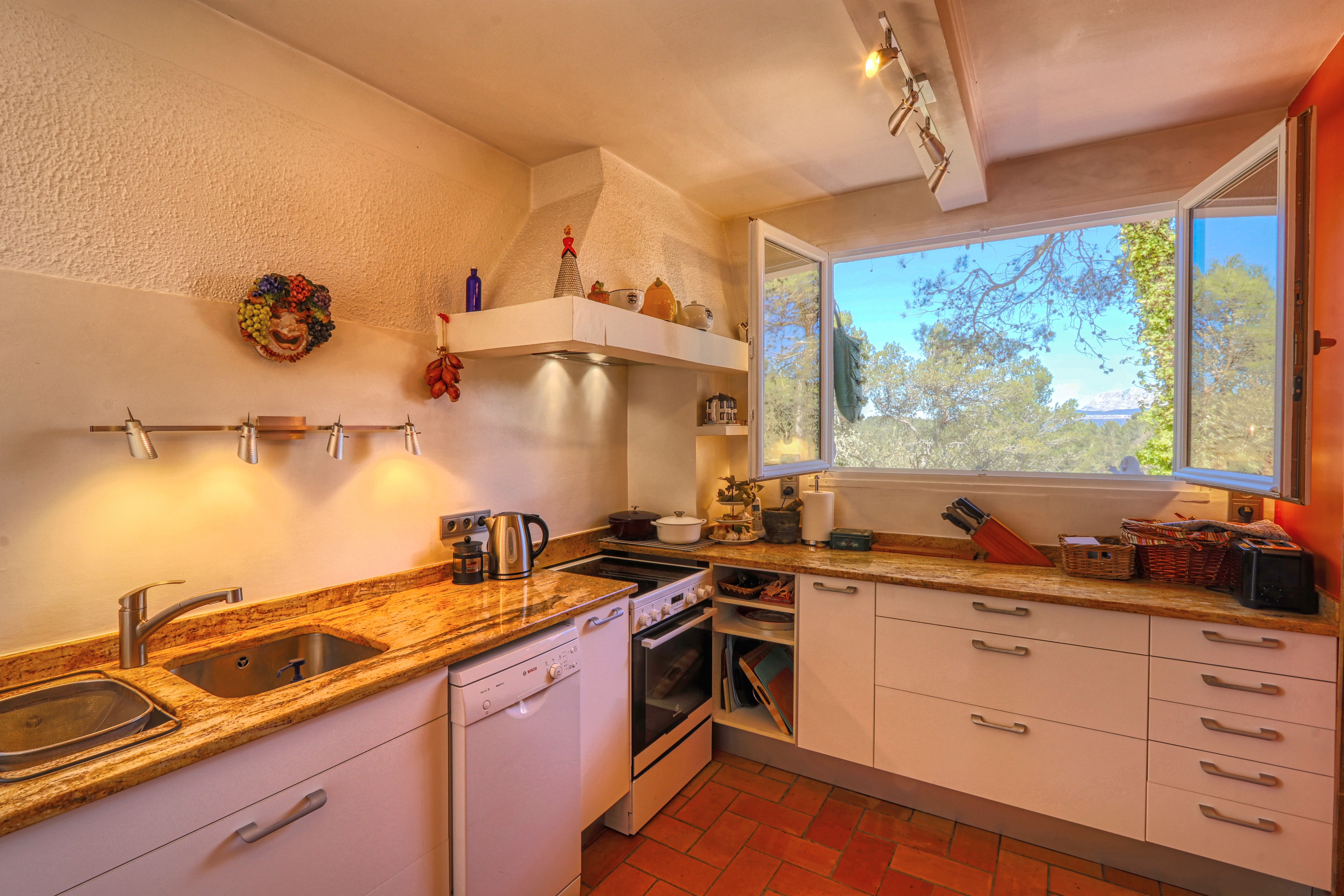 French property for sale in Belcodène, Bouches-du-Rhône - €825,000 - photo 