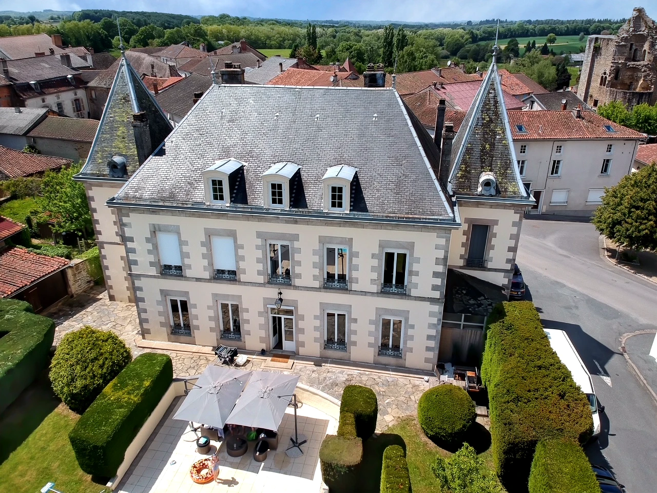 French property for sale in Châlus, Haute-Vienne - €895,000 - photo 