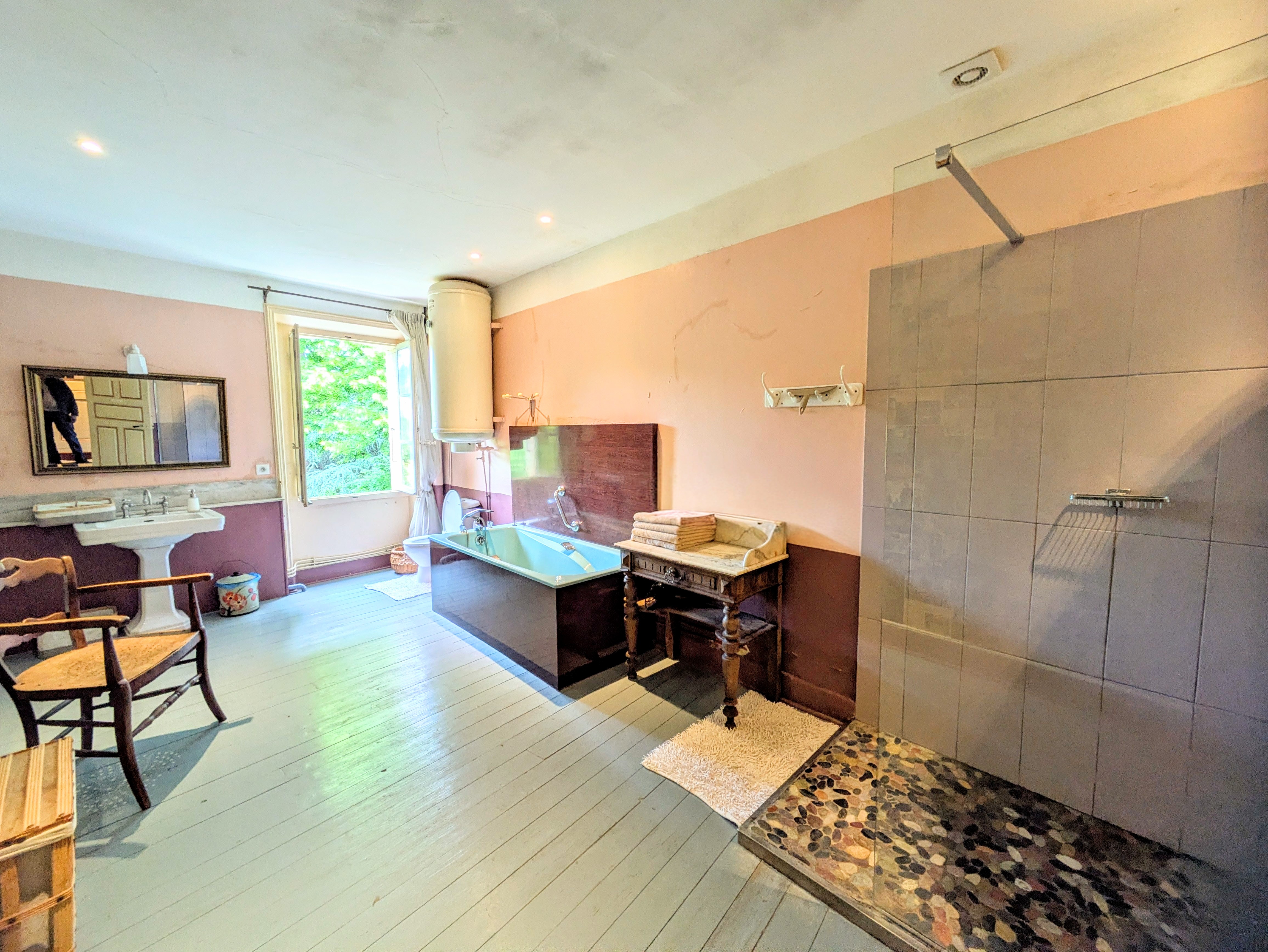 Propriété en France à vendre à Saint-Laurent-du-Pape, Ardèche - €750 000 - photo 