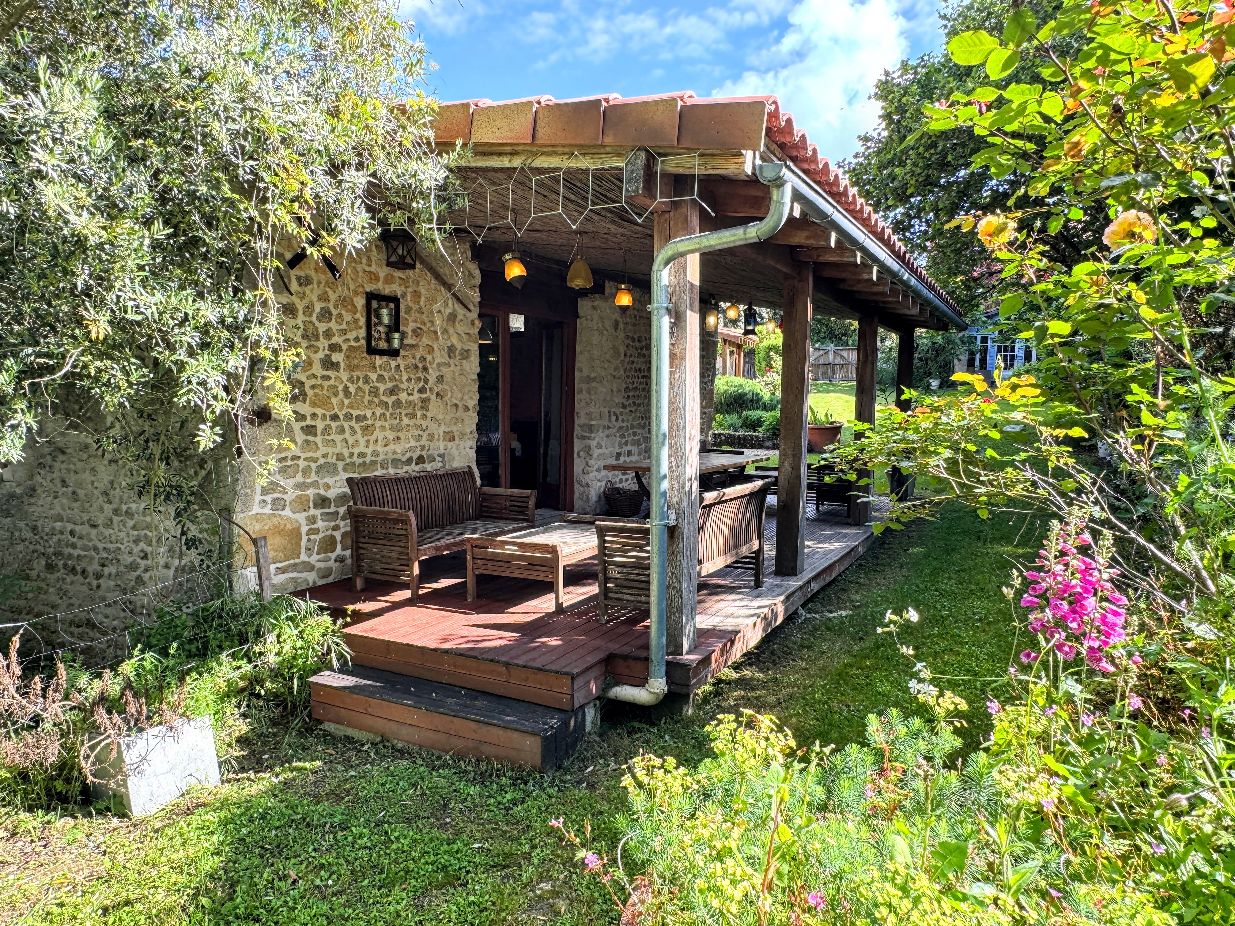 French property for sale in Nonac, Charente - €445,000 - photo 