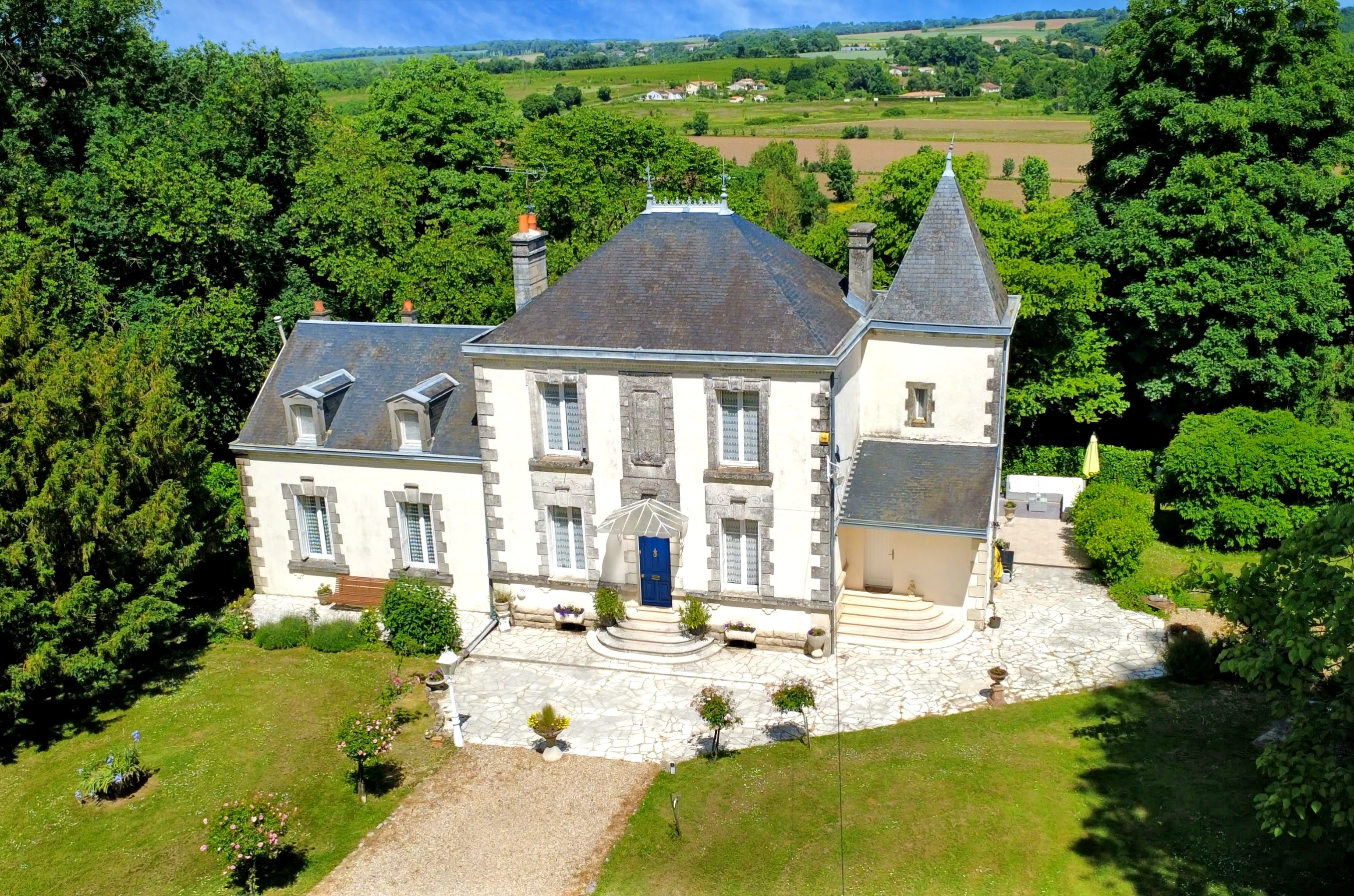 Propriété en France à vendre à Ruffec, Charente - €524 750 - photo 