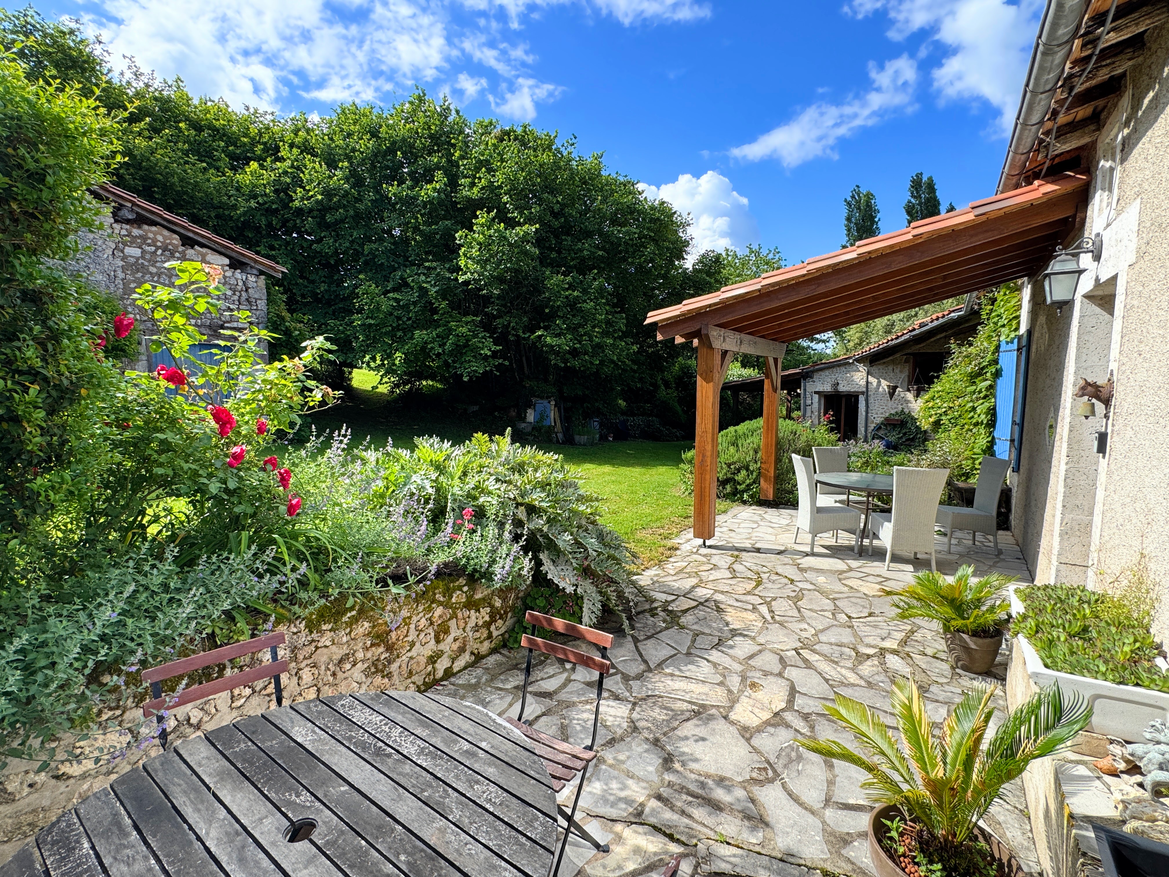 French property for sale in Nonac, Charente - €445,000 - photo 
