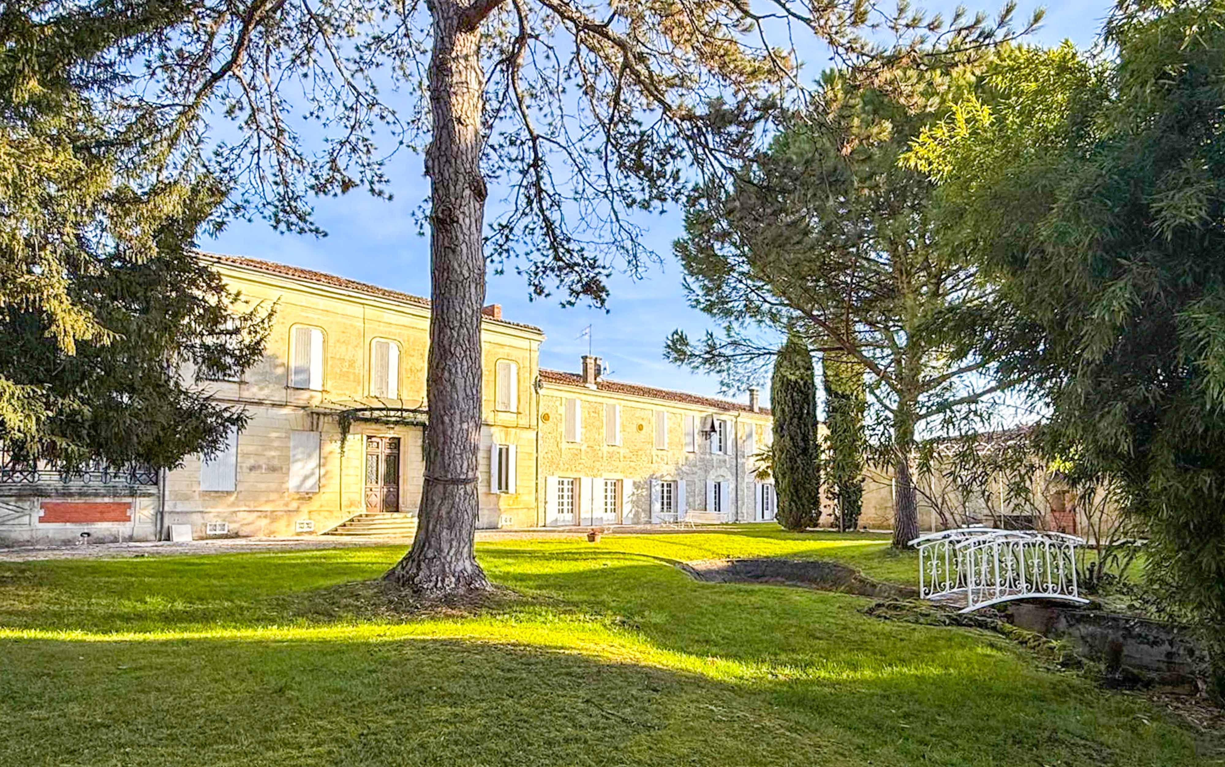 French property for sale in Aumagne, Charente-Maritime - €879,800 - photo 