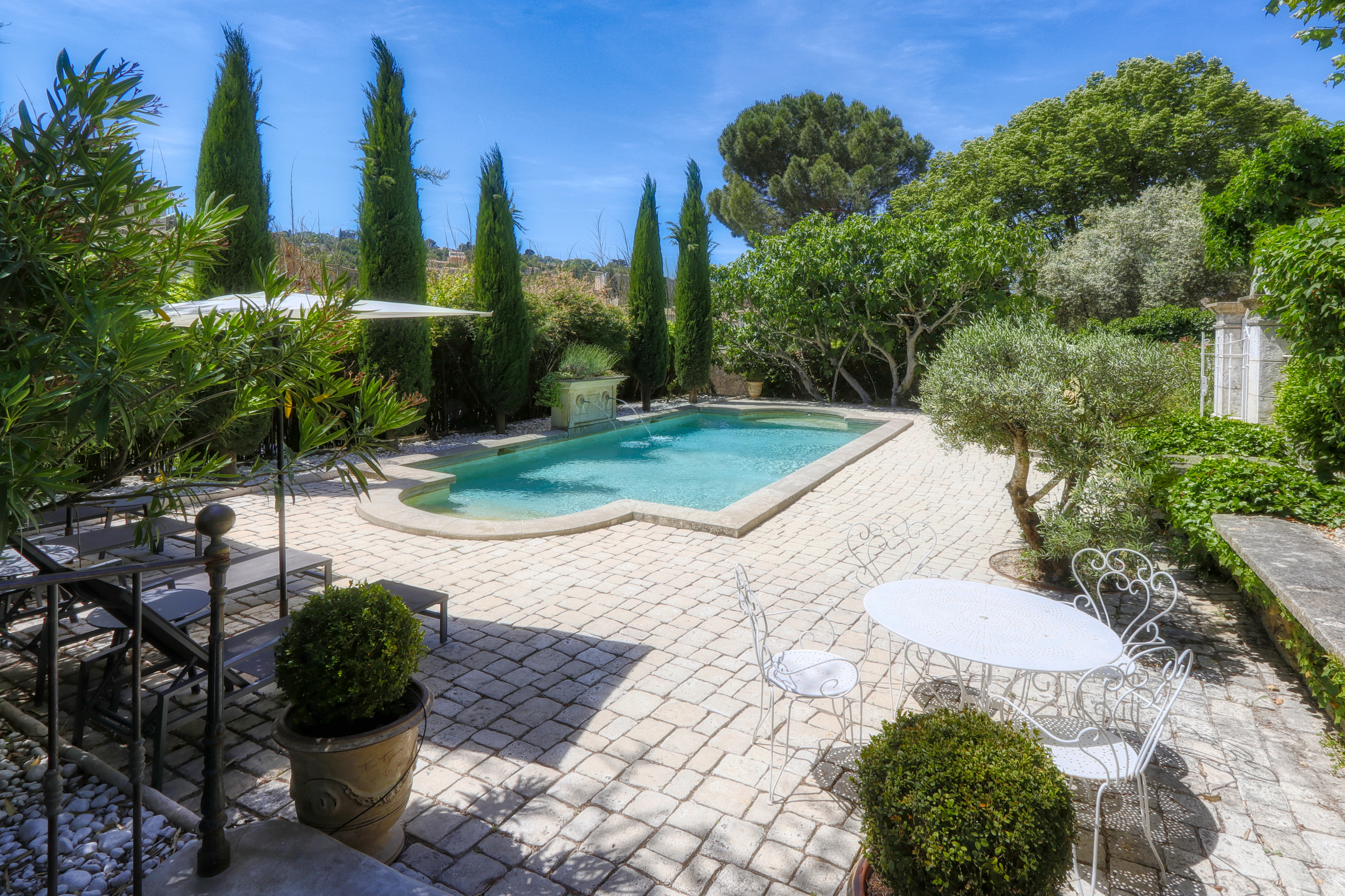 French property for sale in Apt, Vaucluse - €1,690,000 - photo 