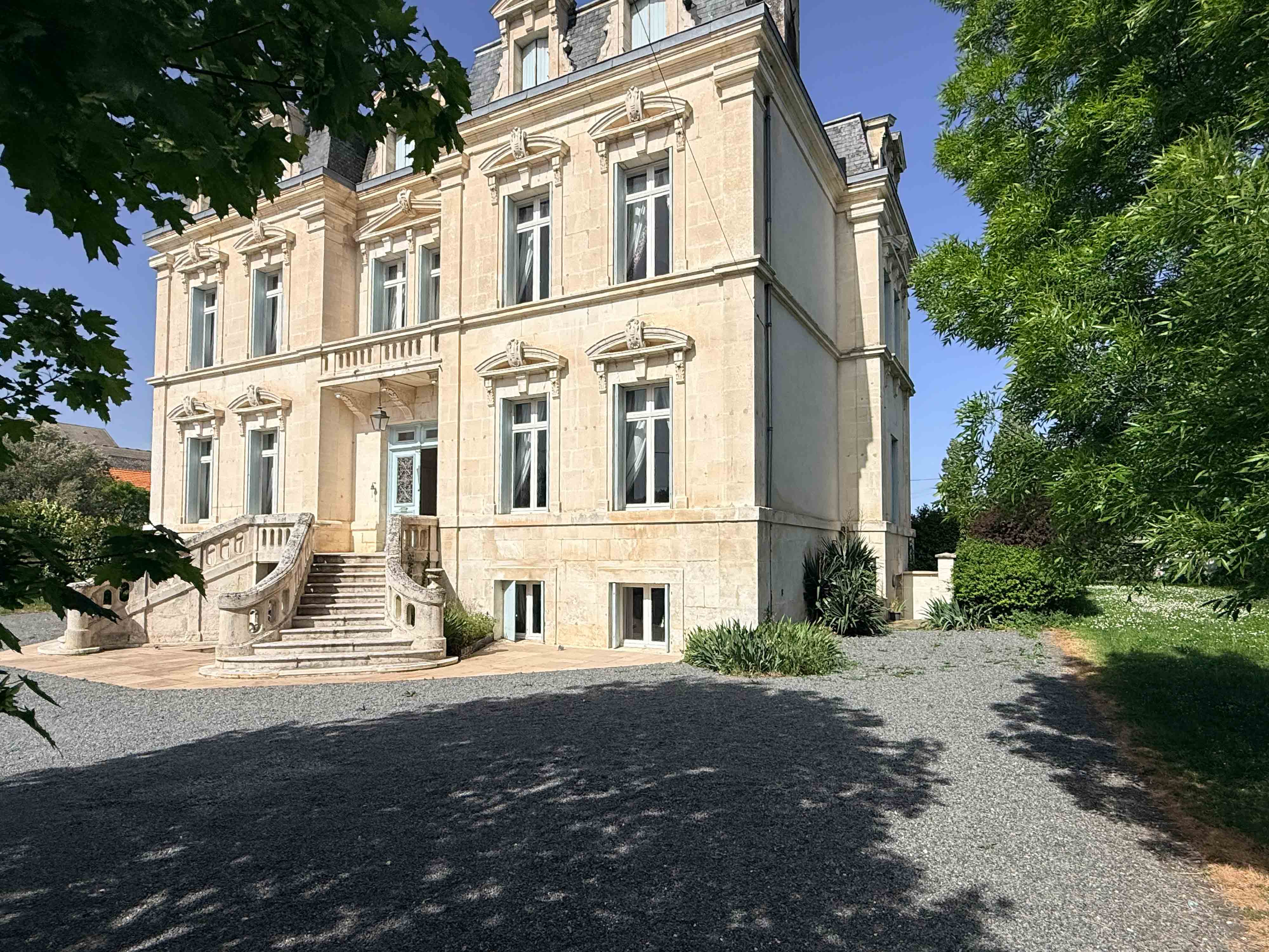 Propriété en France à vendre à Aulnay, Charente-Maritime - €1 042 011 - photo 