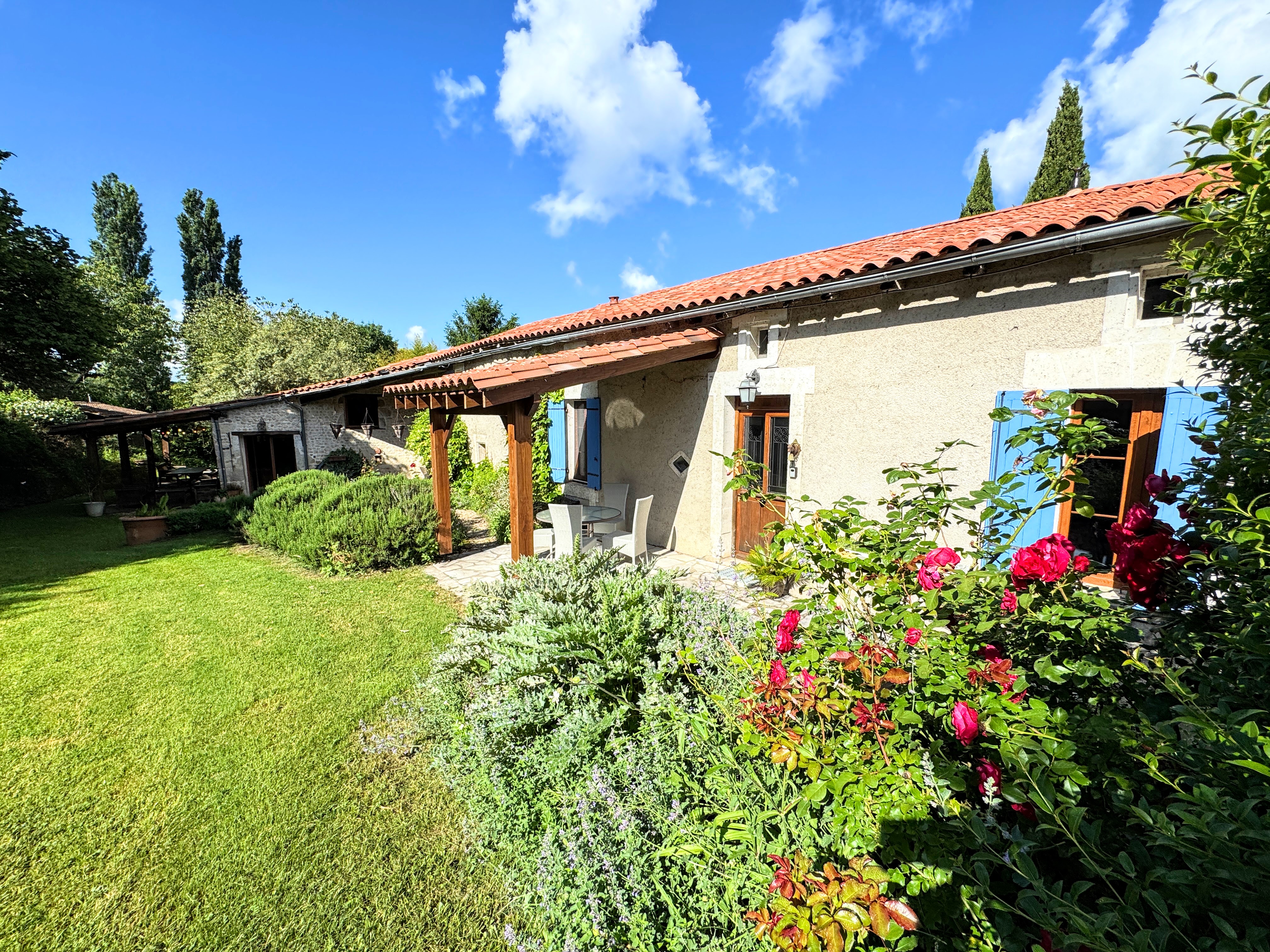 French property for sale in Nonac, Charente - €445,000 - photo 