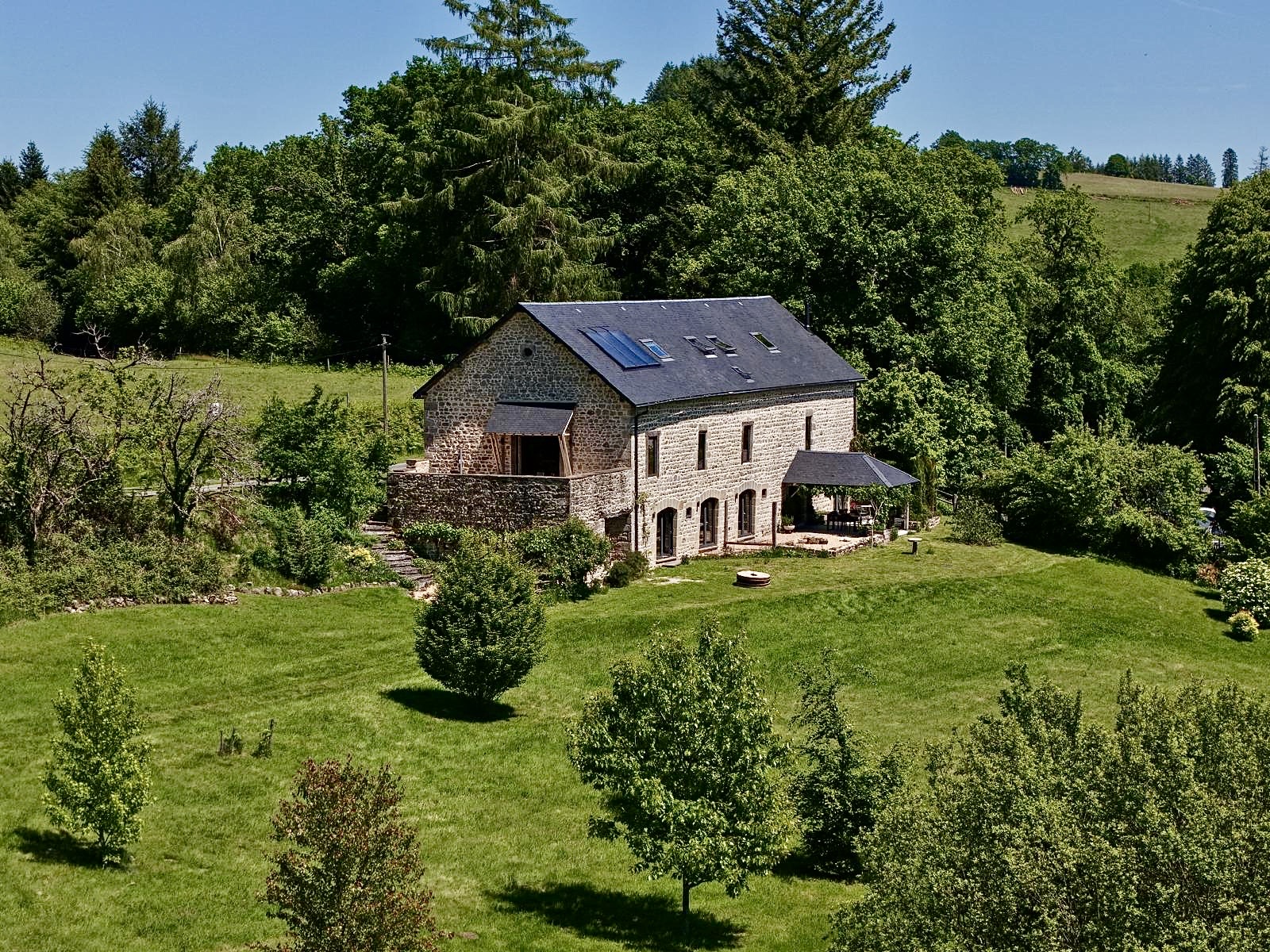 Propriété en France à vendre à Saint-Hilaire-les-Courbes, Corrèze - €696 960 - photo 