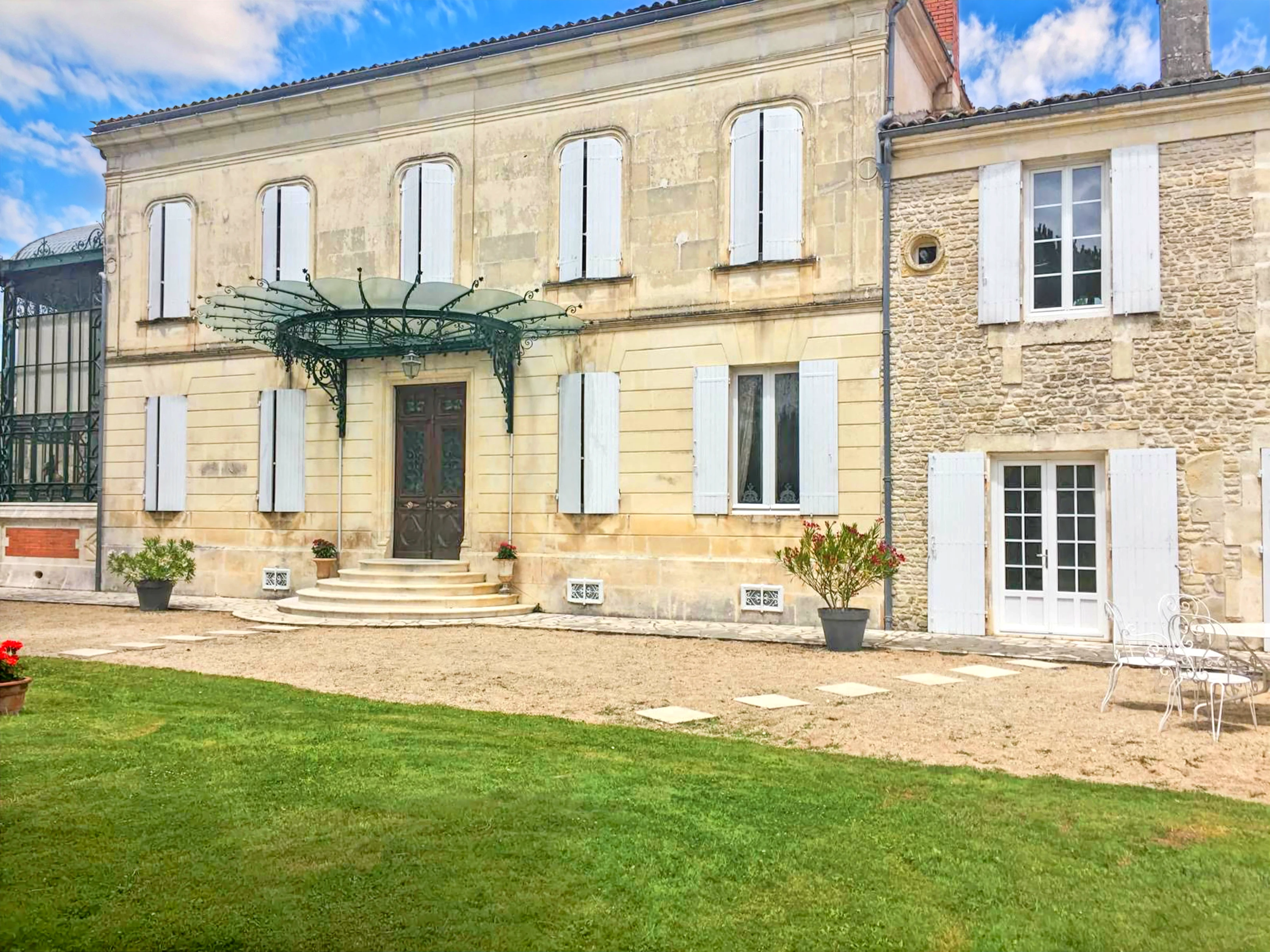 French property for sale in Aumagne, Charente-Maritime - €879,800 - photo 