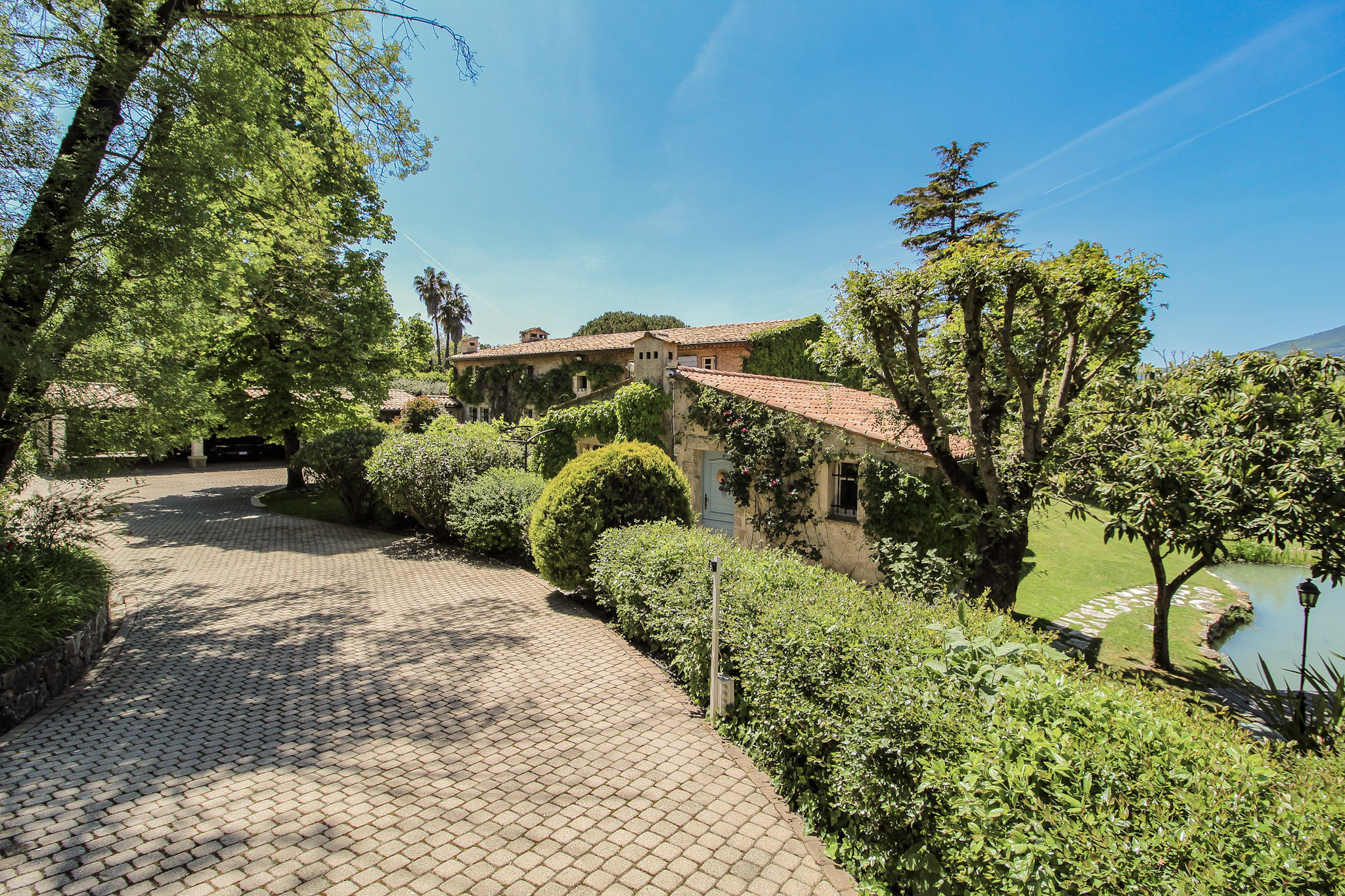 Propriété en France à vendre à Châteauneuf-Grasse, Alpes-Maritimes - €3 190 000 - photo 