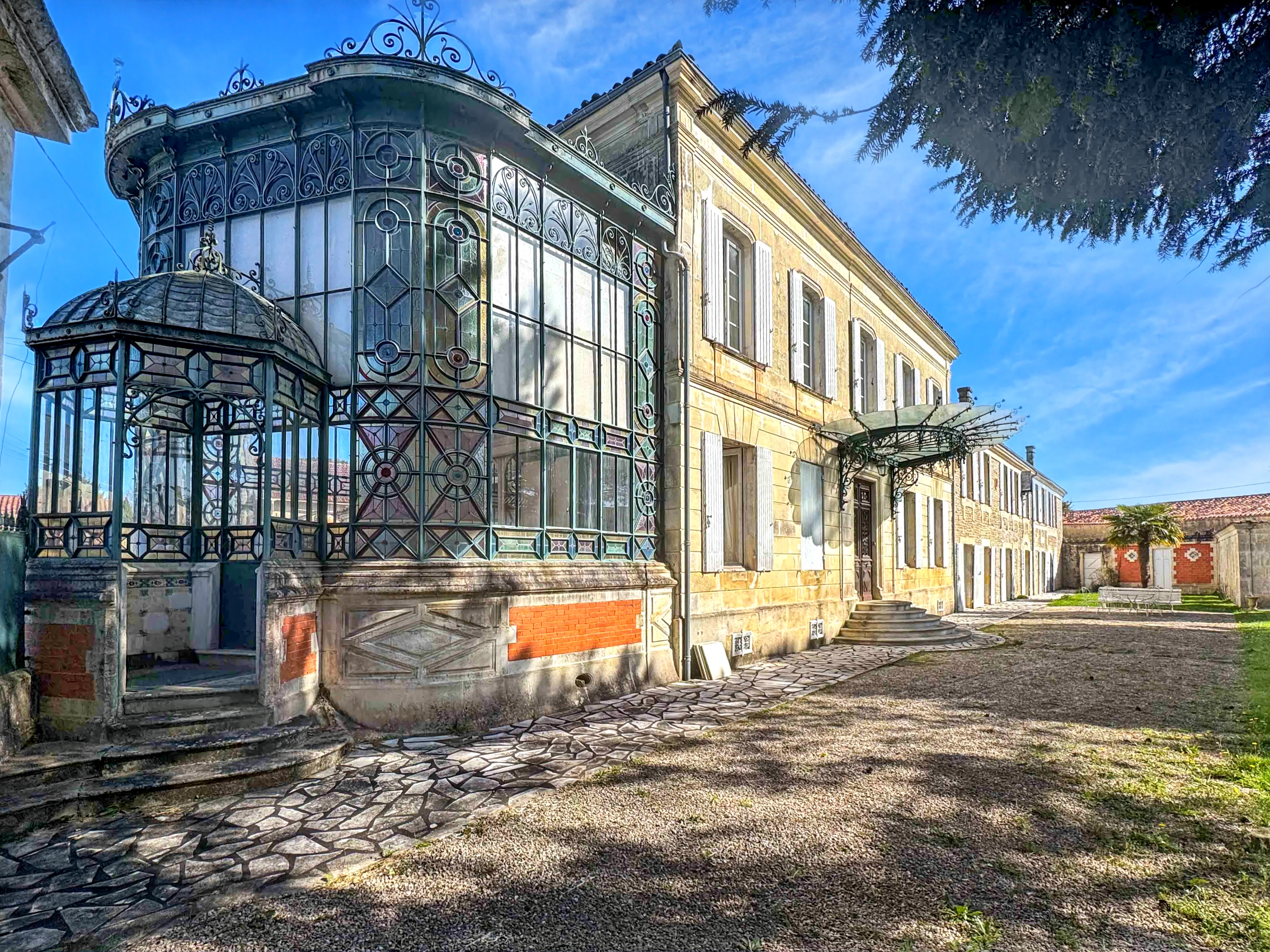 French property for sale in Aumagne, Charente-Maritime - €879,800 - photo 