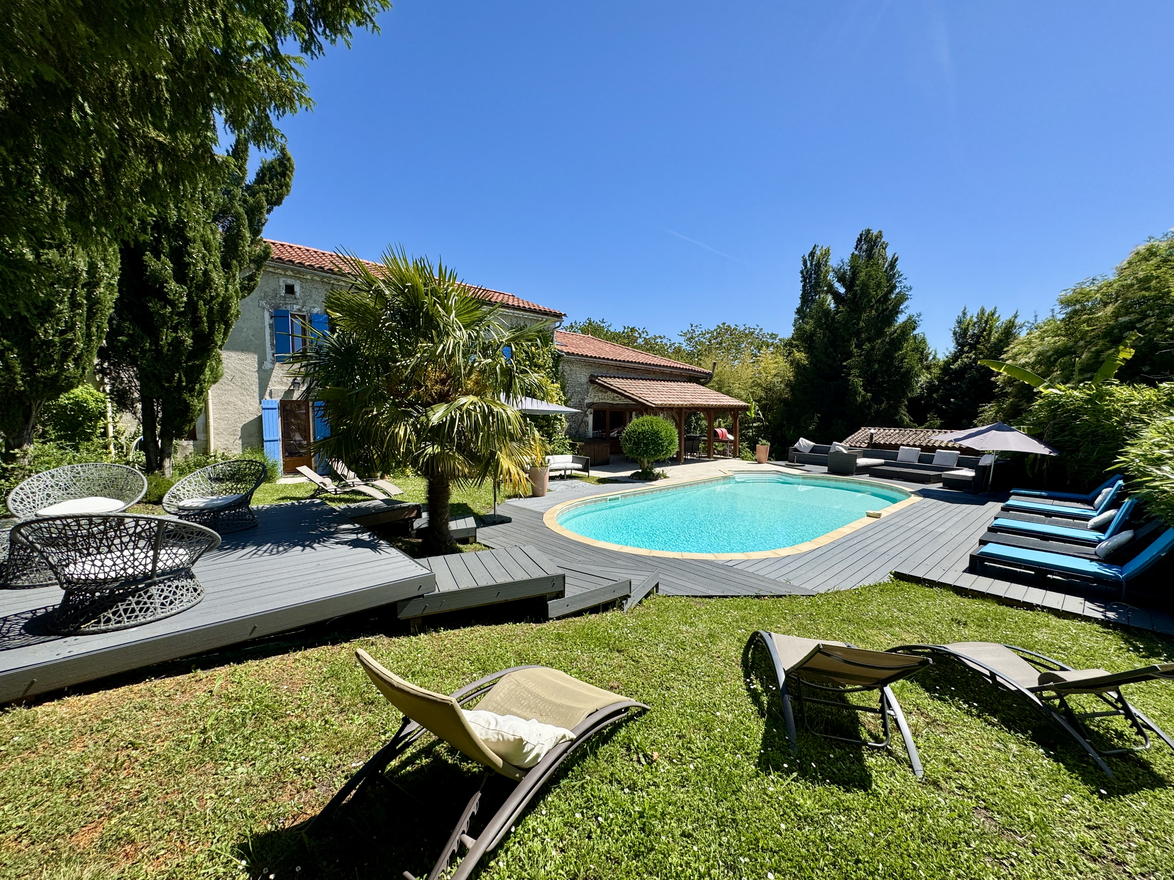French property for sale in Nonac, Charente - €445,000 - photo 