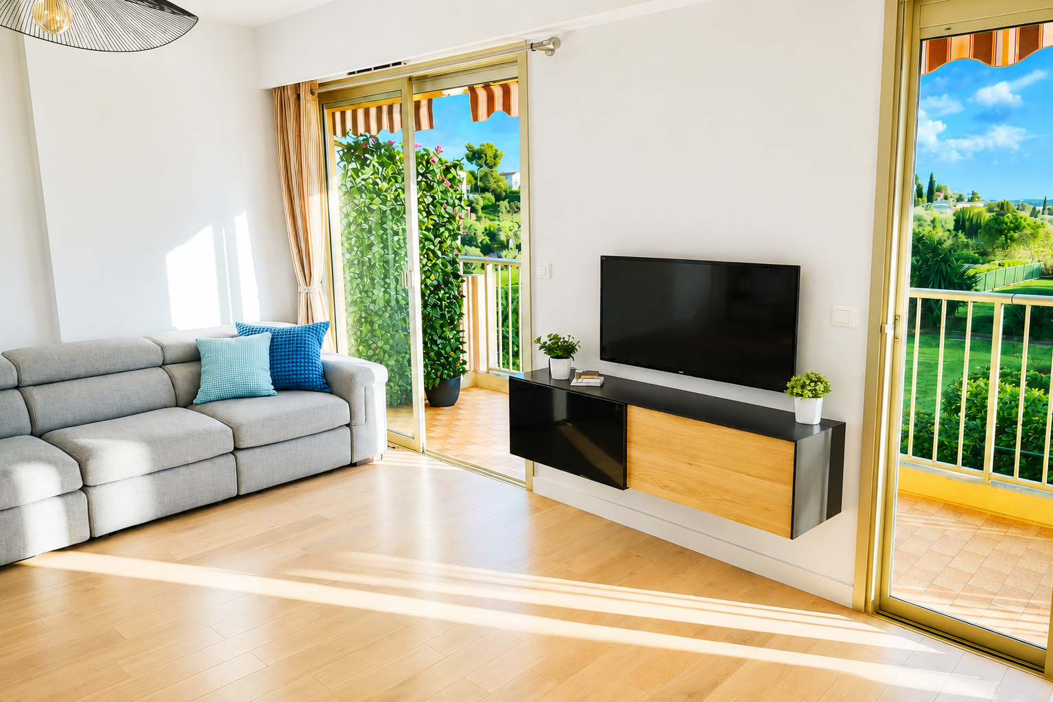 French property for sale in Antibes, Alpes-Maritimes - €400,000 - photo 