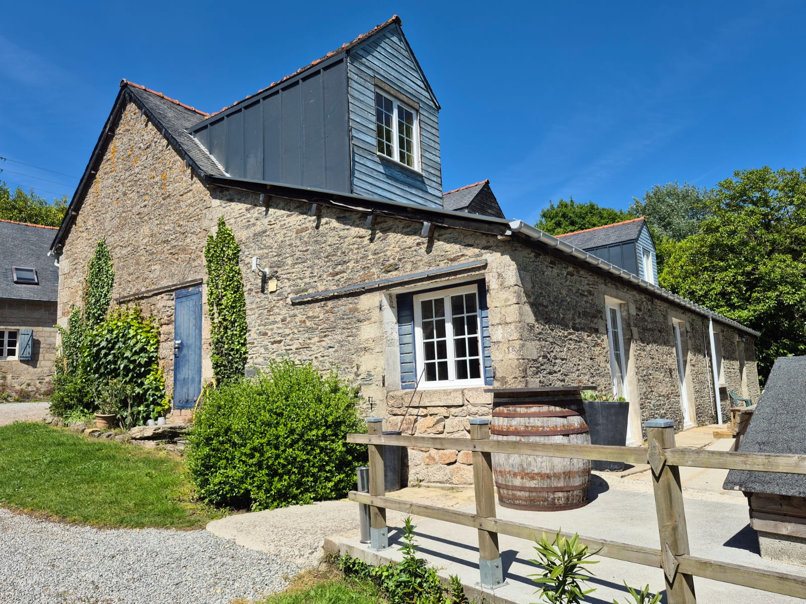 French property for sale in Cléguérec, Morbihan - €901,000 - photo 