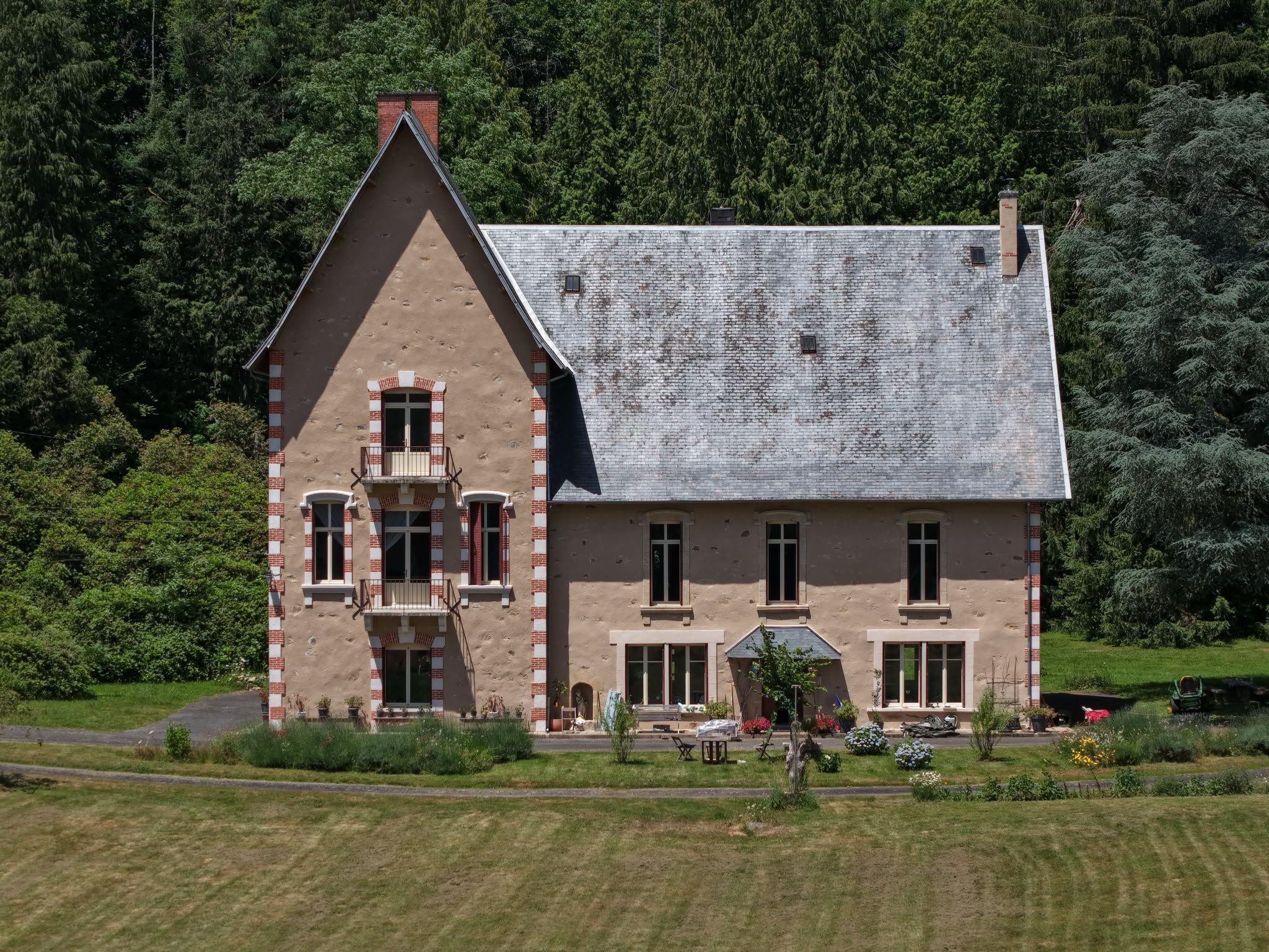 Propriété en France à vendre à Condat-sur-Ganaveix, Corrèze - €649 990 - photo 