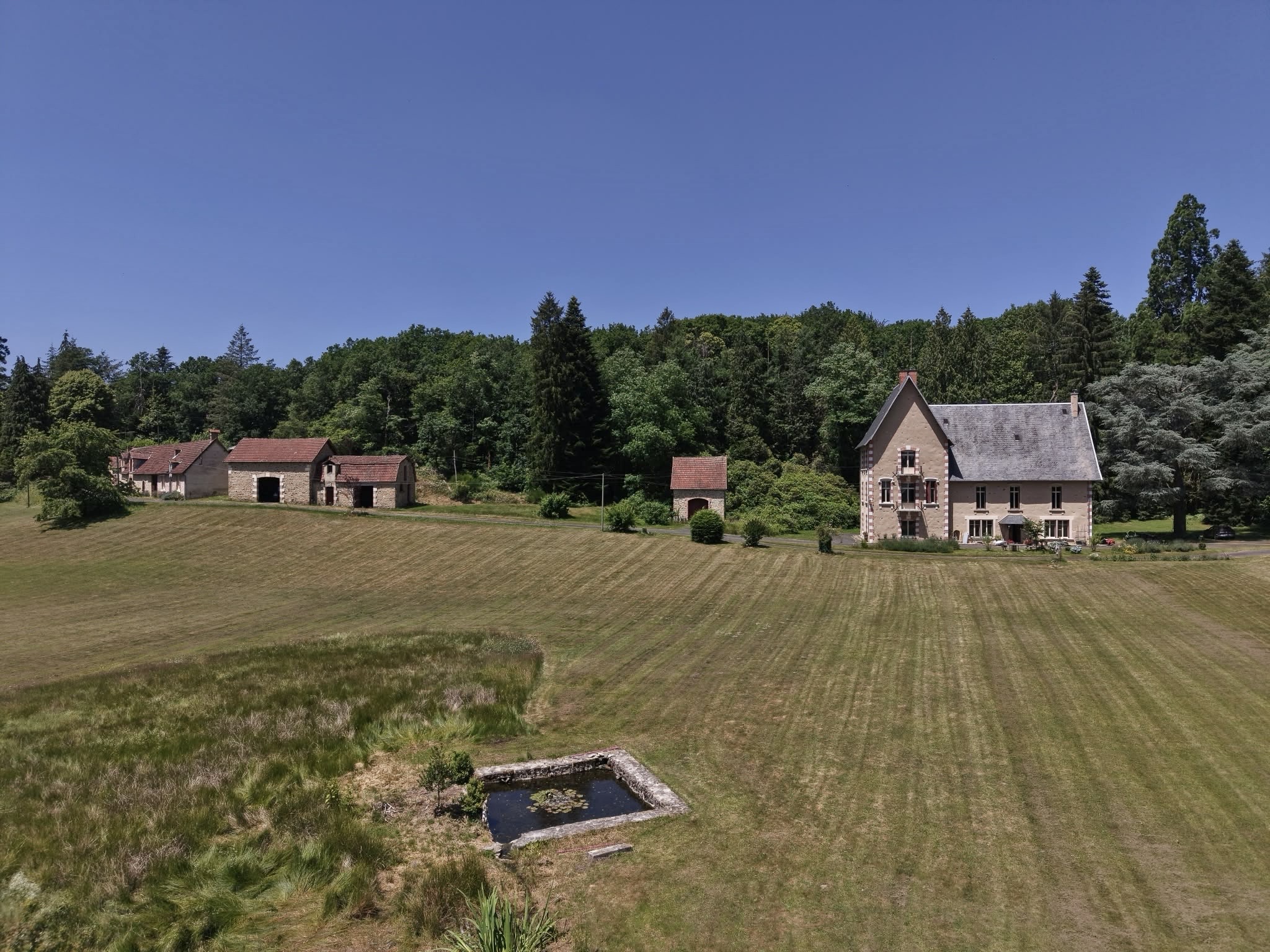 Propriété en France à vendre à Condat-sur-Ganaveix, Corrèze - €649 990 - photo 