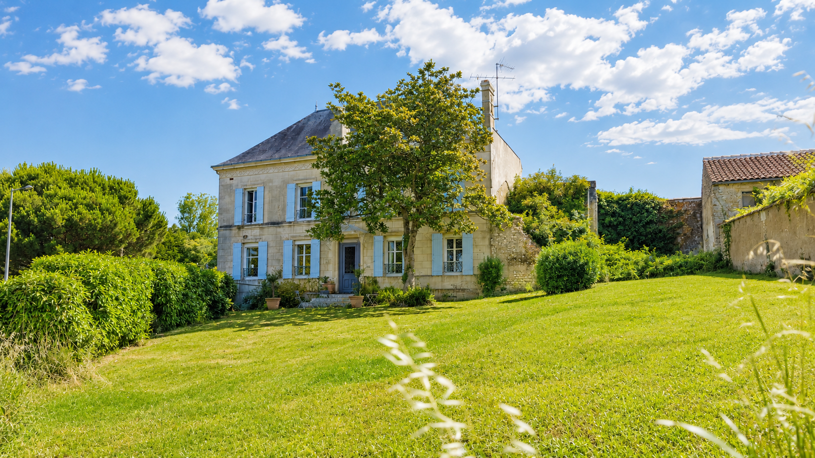 French property for sale in Saint-Thomas-de-Conac, Charente-Maritime - €530,000 - photo 