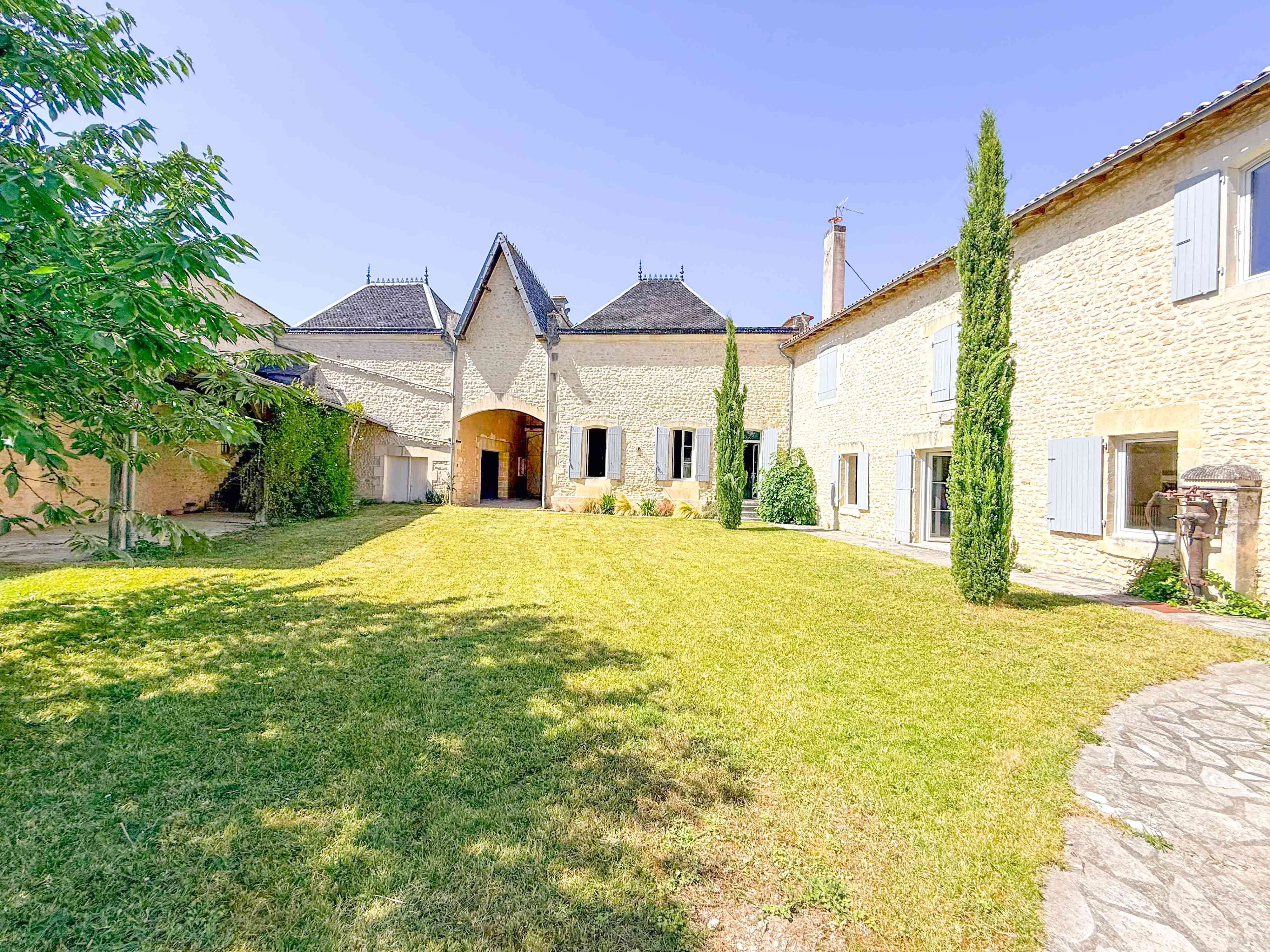 French property for sale in Saint-Jean-d'Angély, Charente-Maritime - €598,500 - photo 