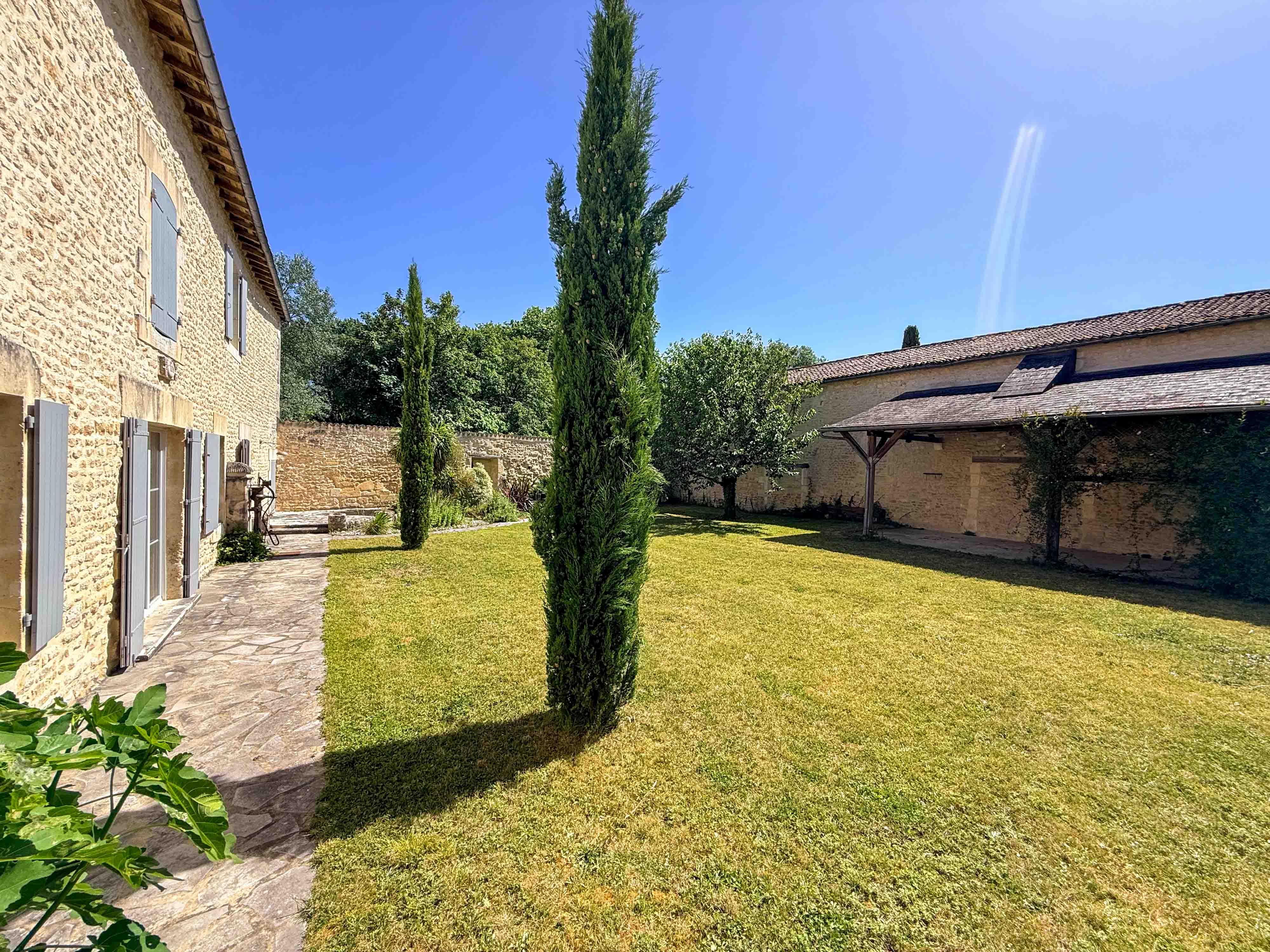 French property for sale in Saint-Jean-d'Angély, Charente-Maritime - €598,500 - photo 