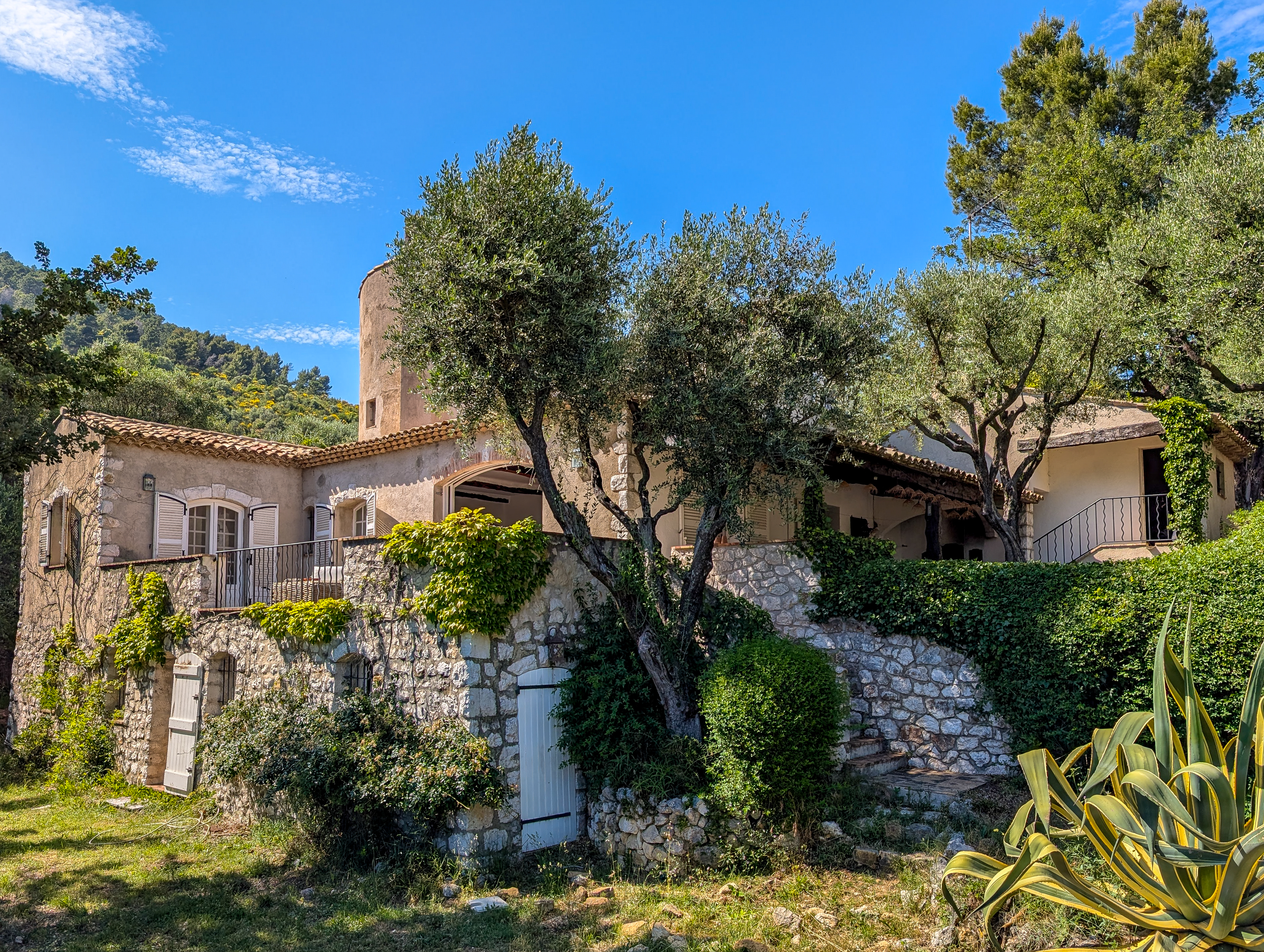 French property for sale in Carros, Alpes-Maritimes - €895,000 - photo 