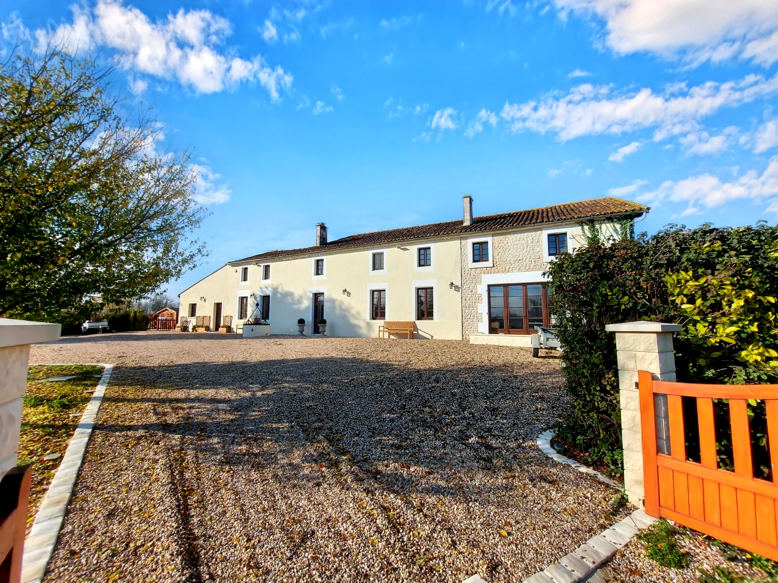 Propriété en France à vendre à Angeac-Champagne, Charente - €475 000 - photo 