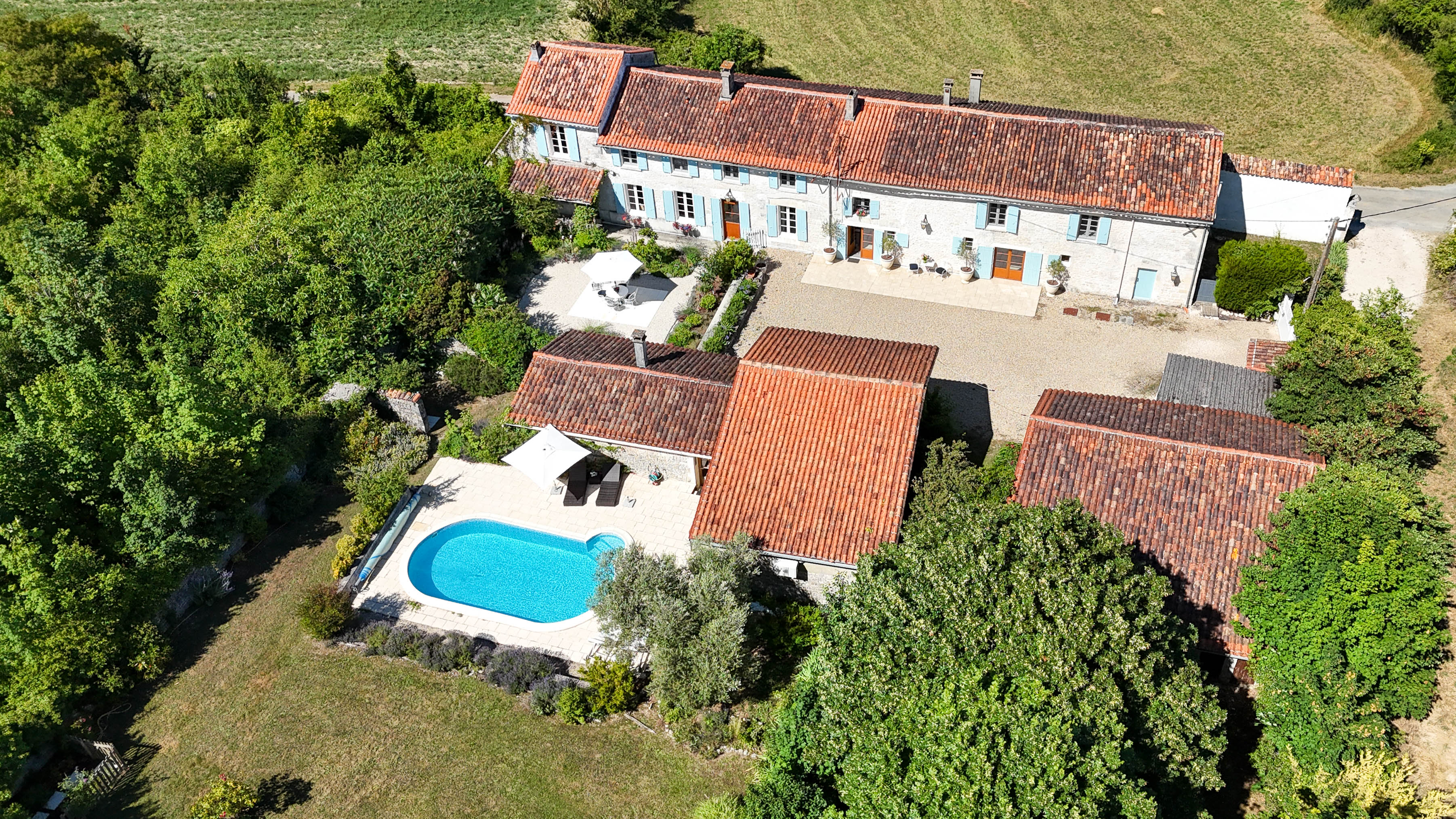 Propriété en France à vendre à Sonnac, Charente-Maritime - €599 000 - photo 