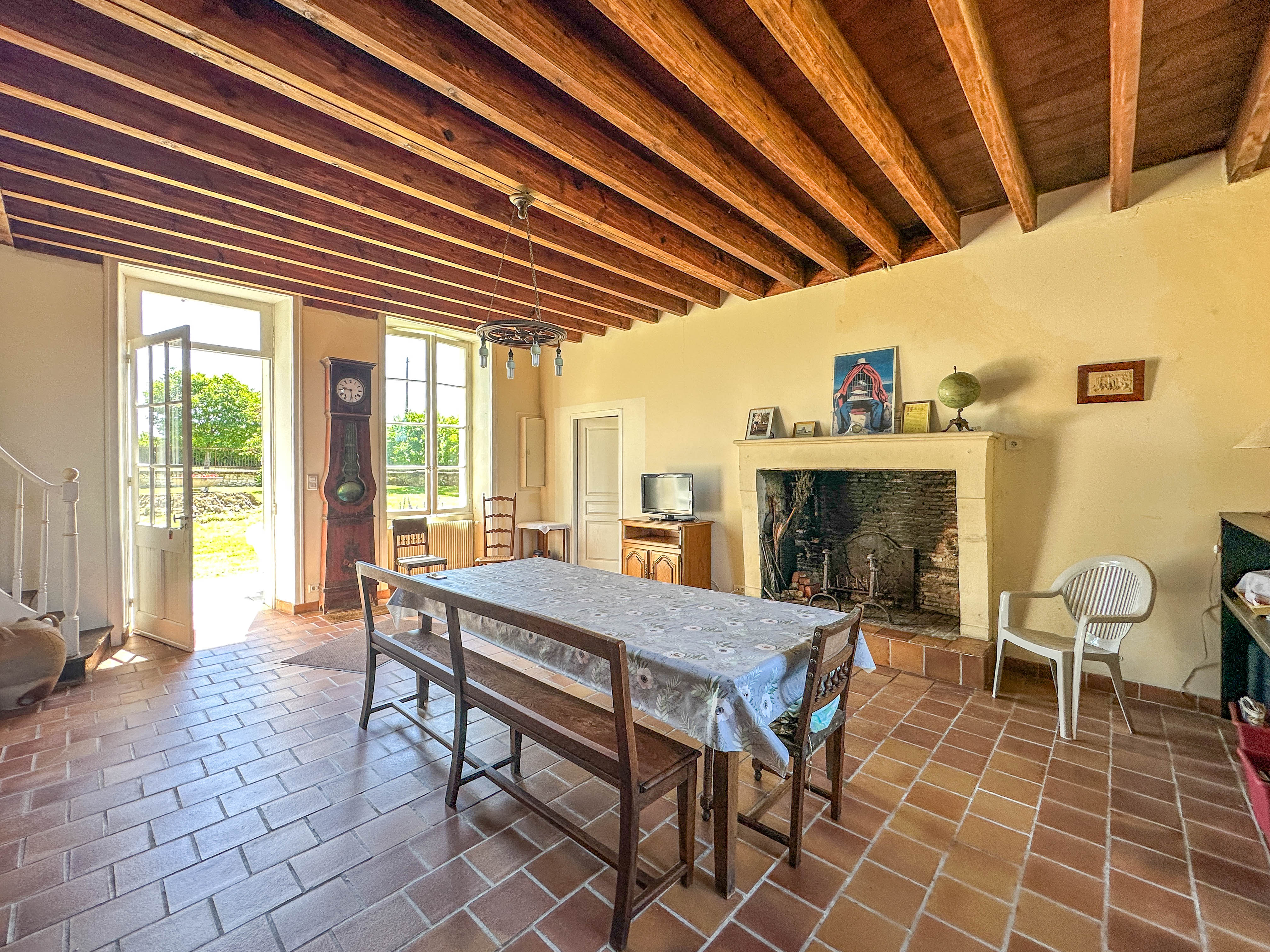 French property for sale in Louzac-Saint-André, Charente - €535,000 - photo 