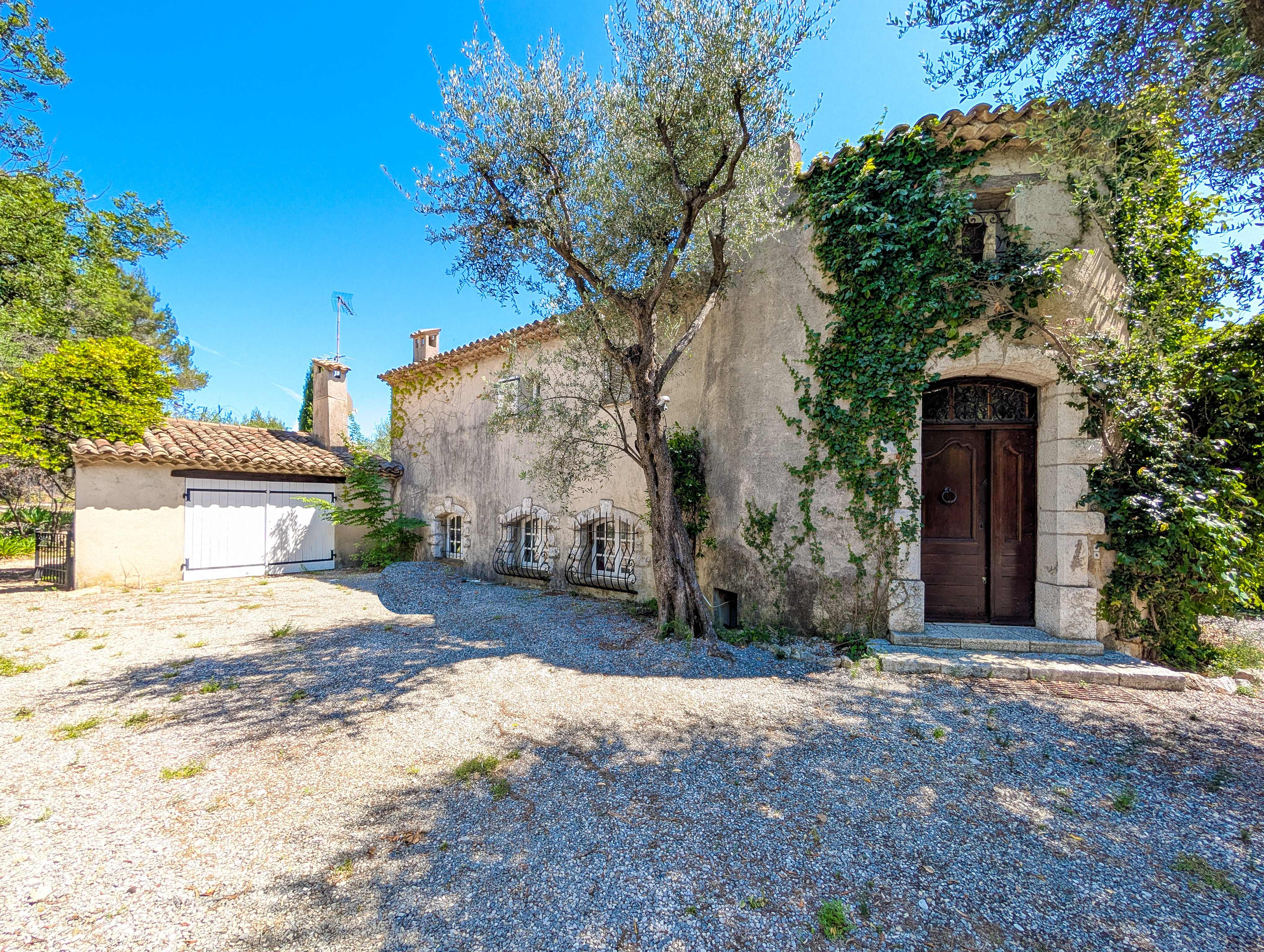 French property for sale in Carros, Alpes-Maritimes - €895,000 - photo 
