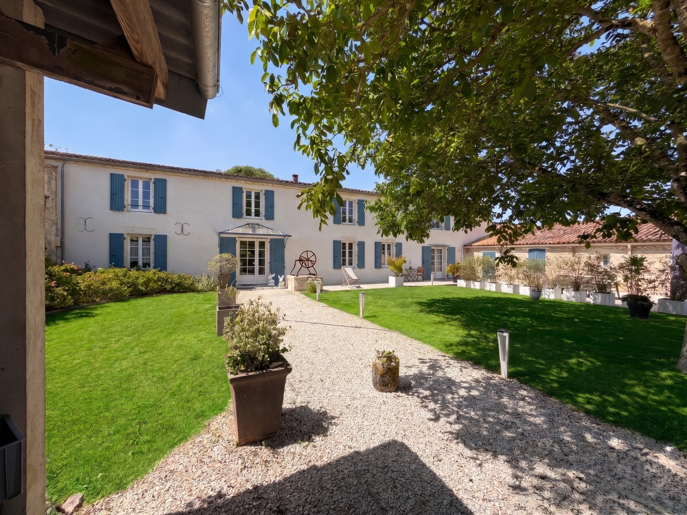 French property for sale in Montroy, Charente-Maritime - €1,323,000 - photo 