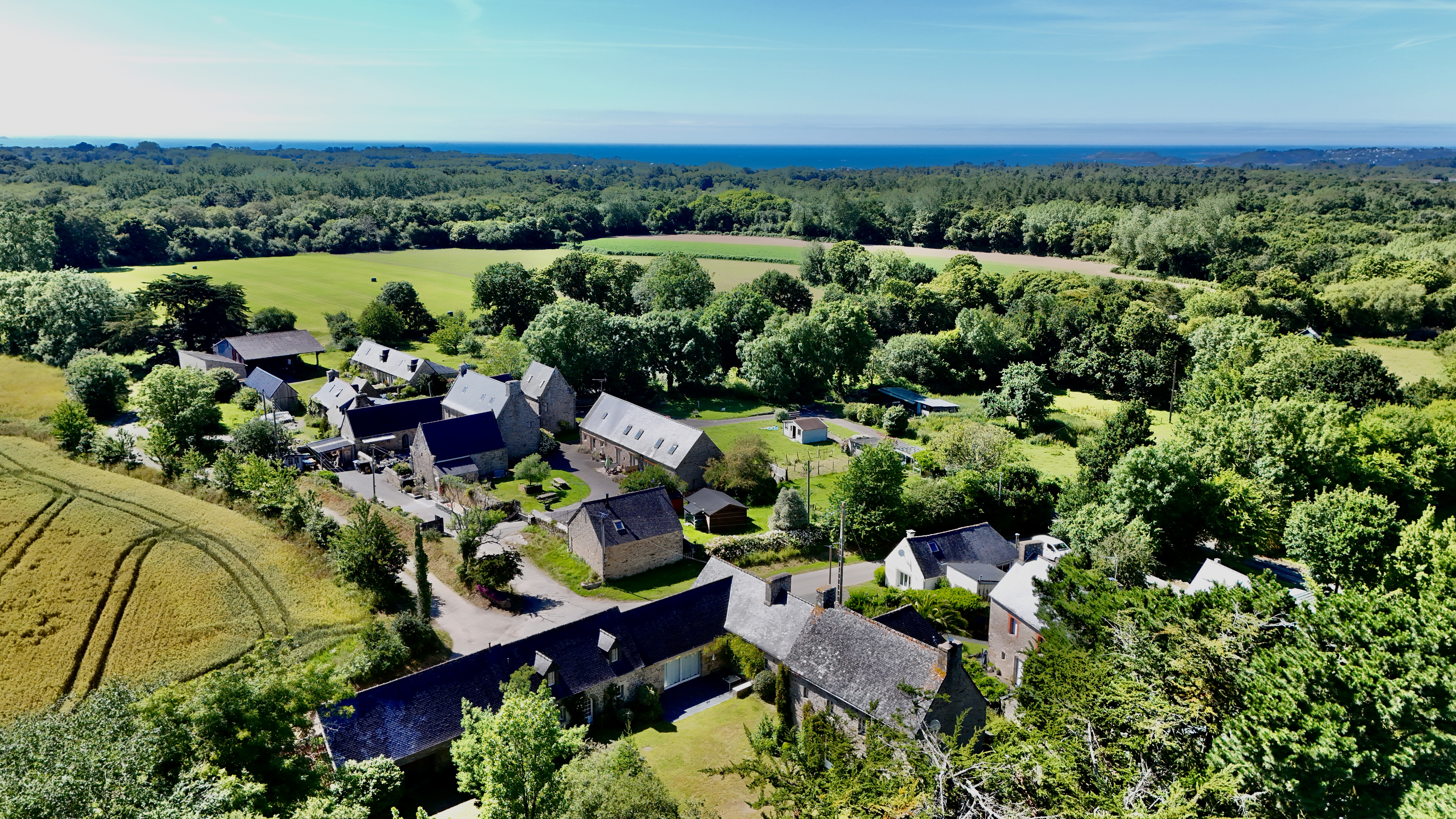 French property for sale in Ploumilliau, Côtes-d'Armor - €747,950 - photo 