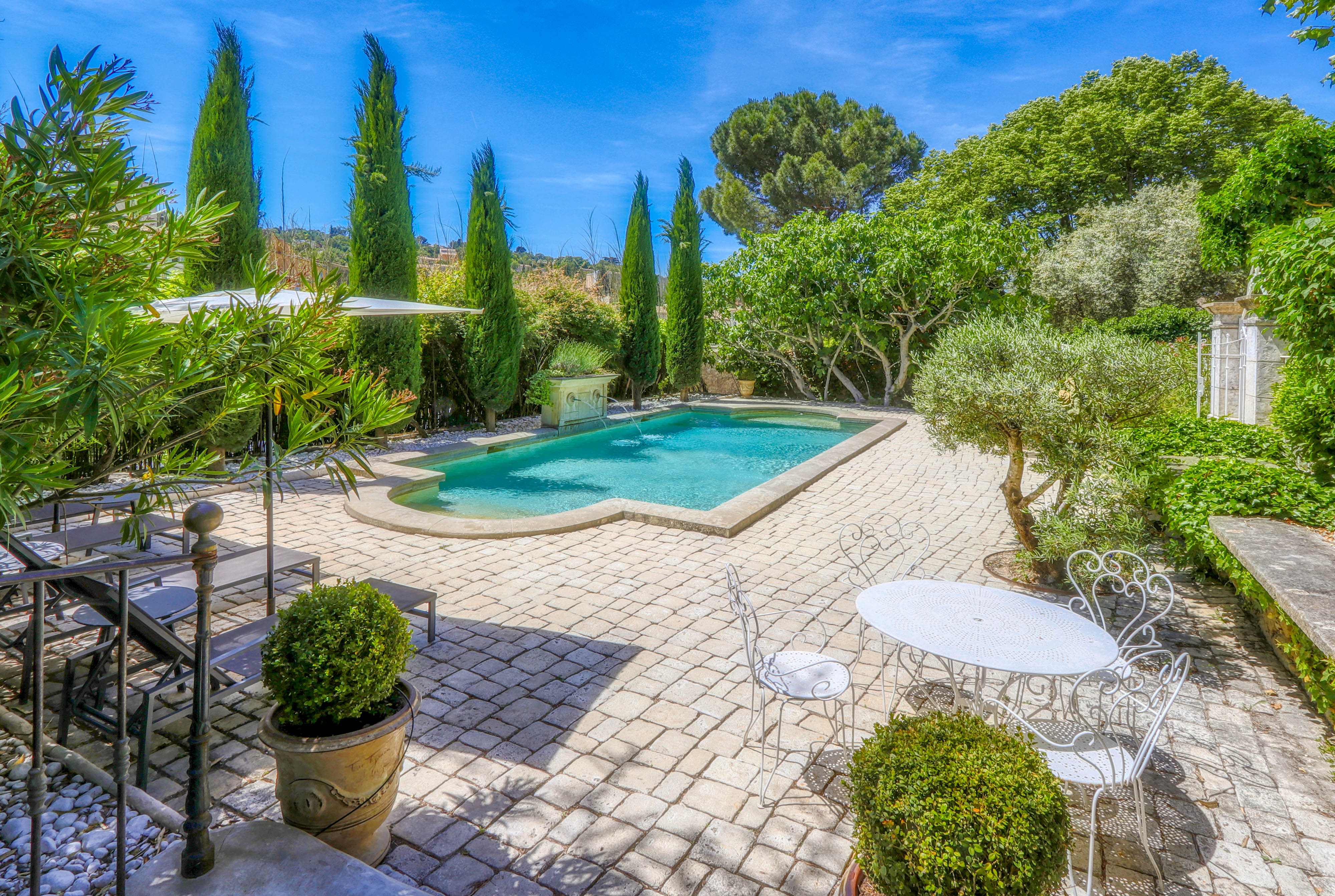 French property for sale in Apt, Vaucluse - €1,690,000 - photo 