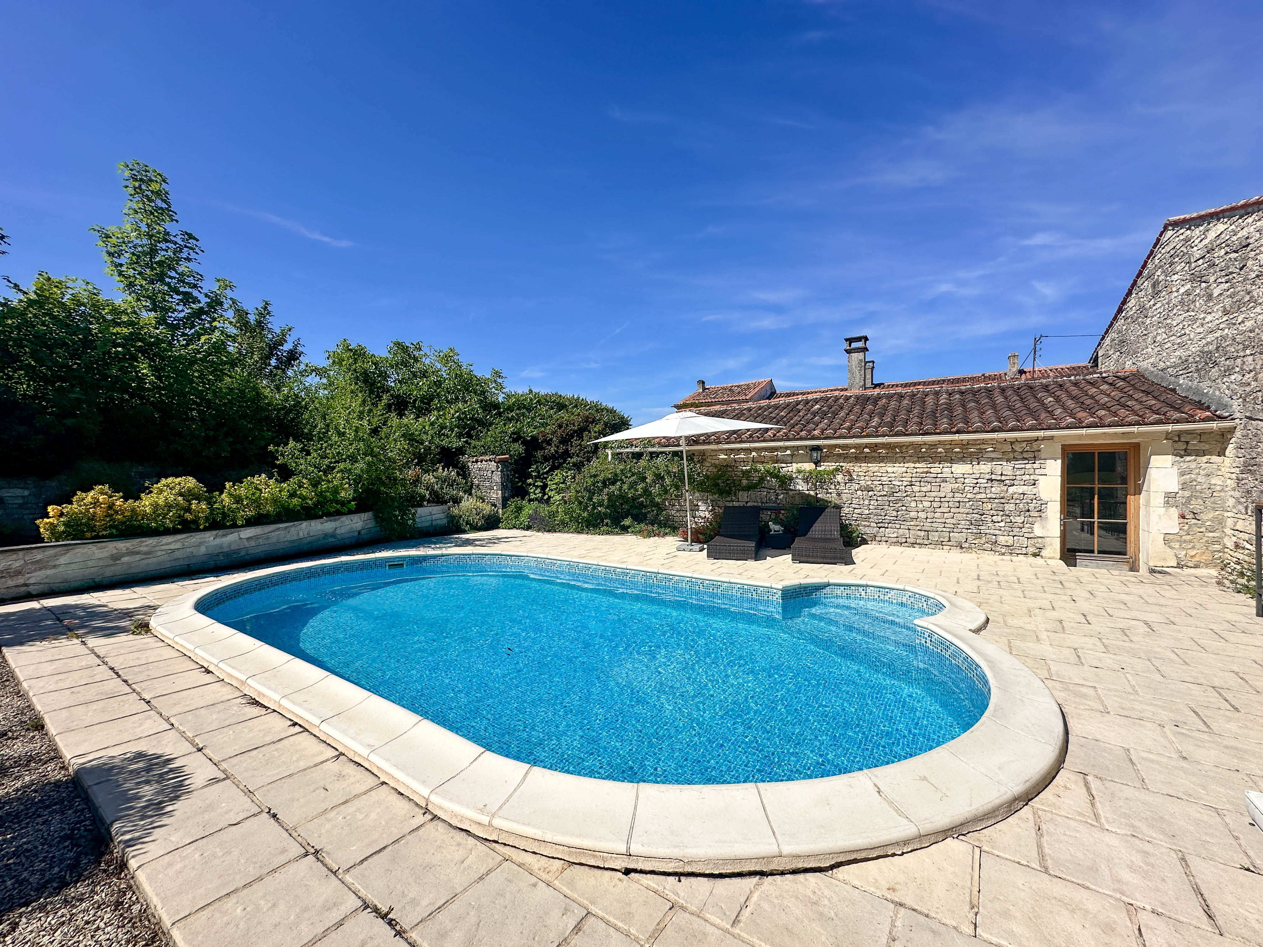 French property for sale in Sonnac, Charente-Maritime - €599,000 - photo 