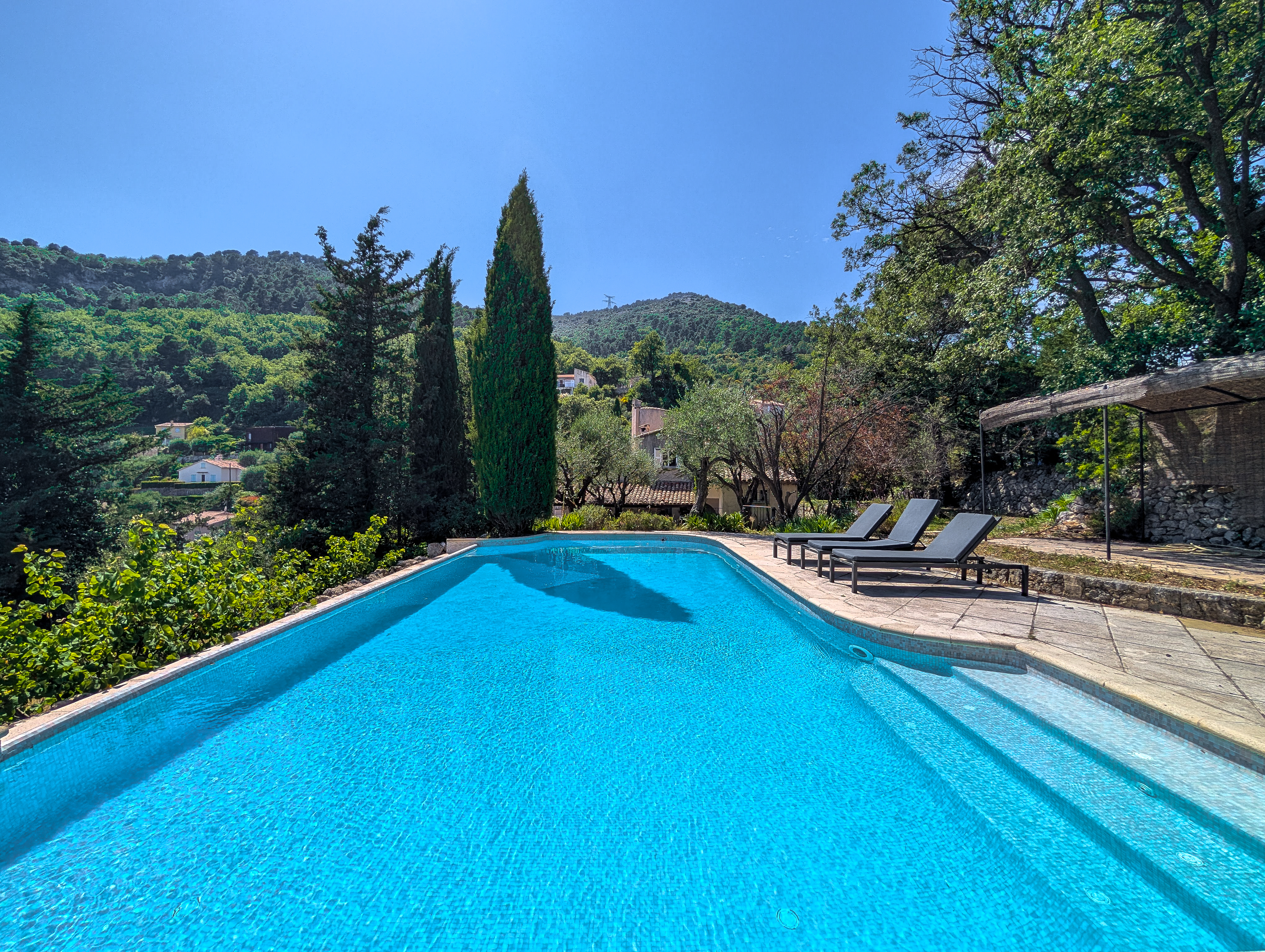 French property for sale in Carros, Alpes-Maritimes - €895,000 - photo 
