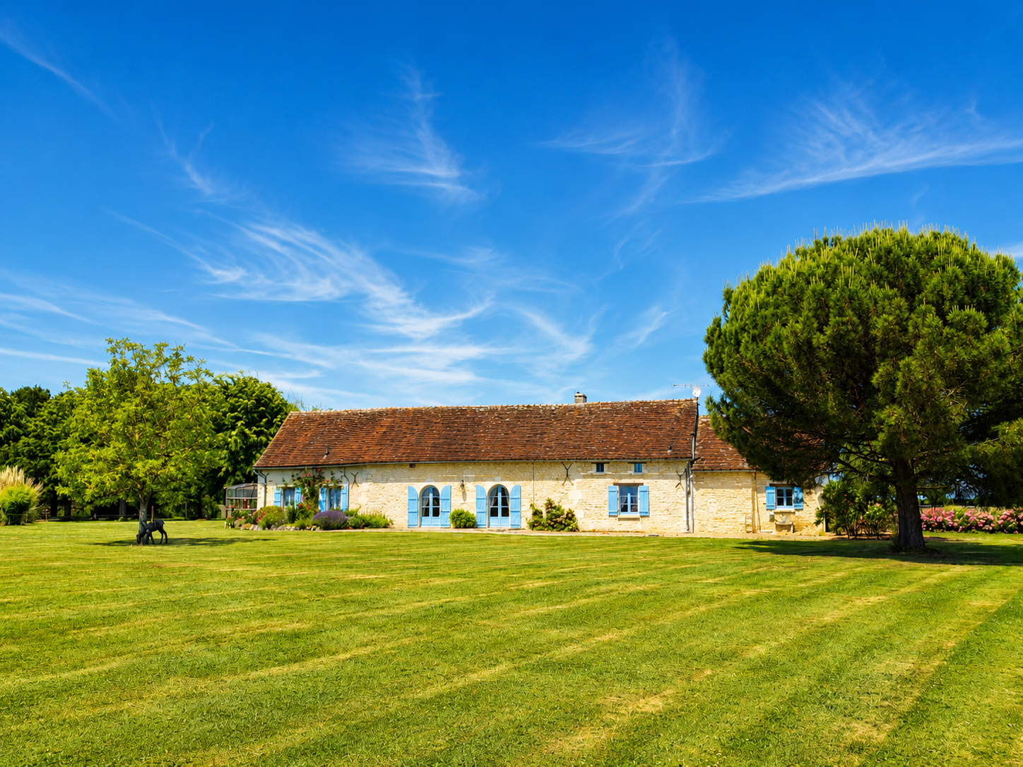 Propriété en France à vendre à Luzé, Indre-et-Loire - €800 000 - photo 