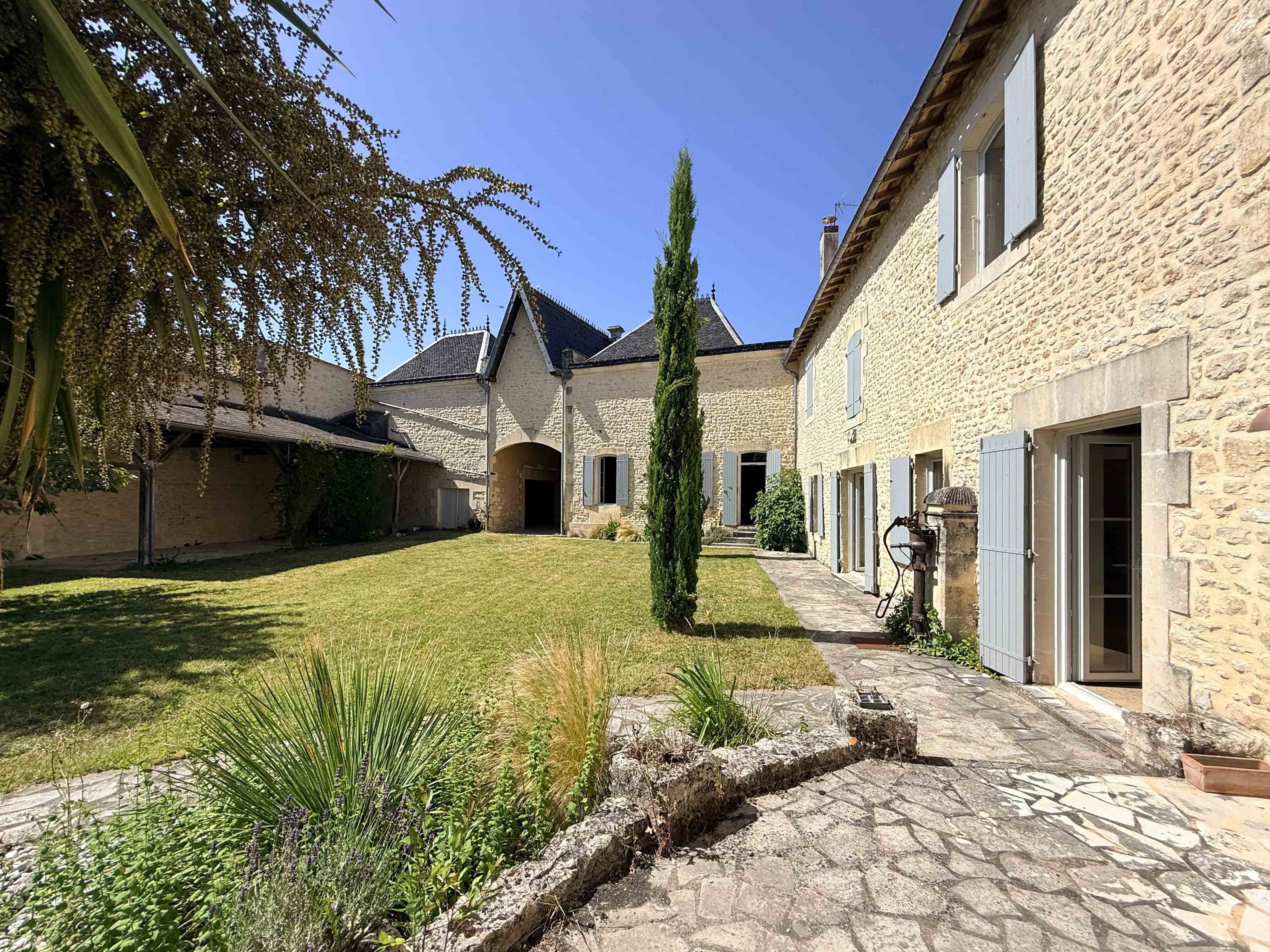 French property for sale in Saint-Jean-d'Angély, Charente-Maritime - €598,500 - photo 