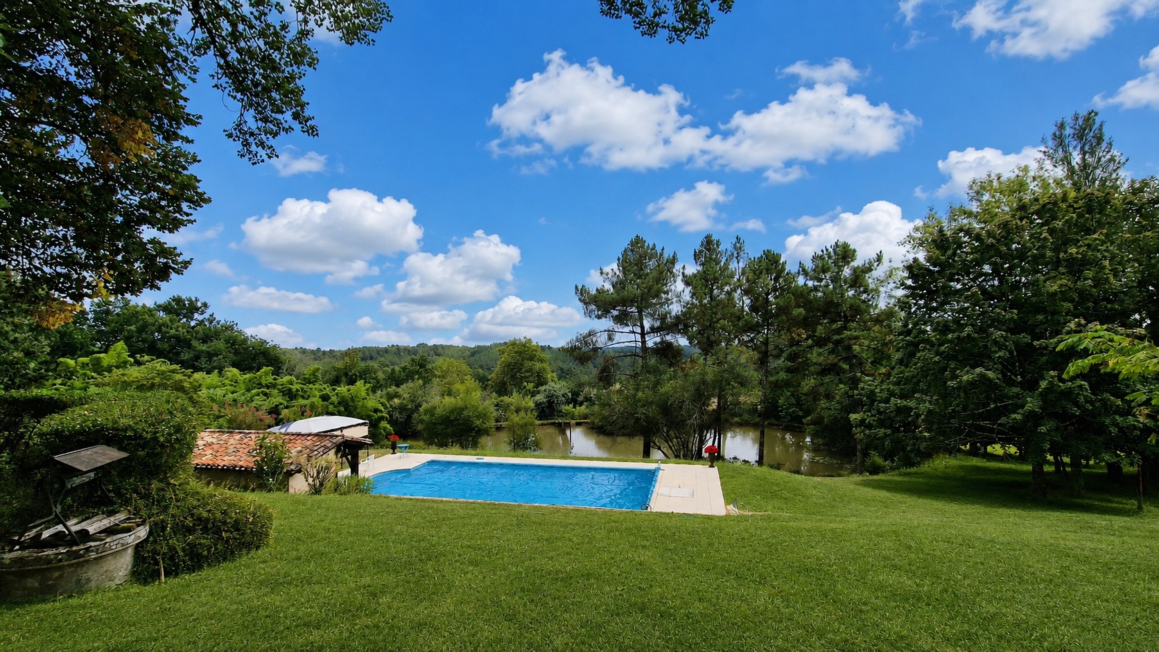 Propriété en France à vendre à Église-Neuve-d'Issac, Dordogne - €950 000 - photo 
