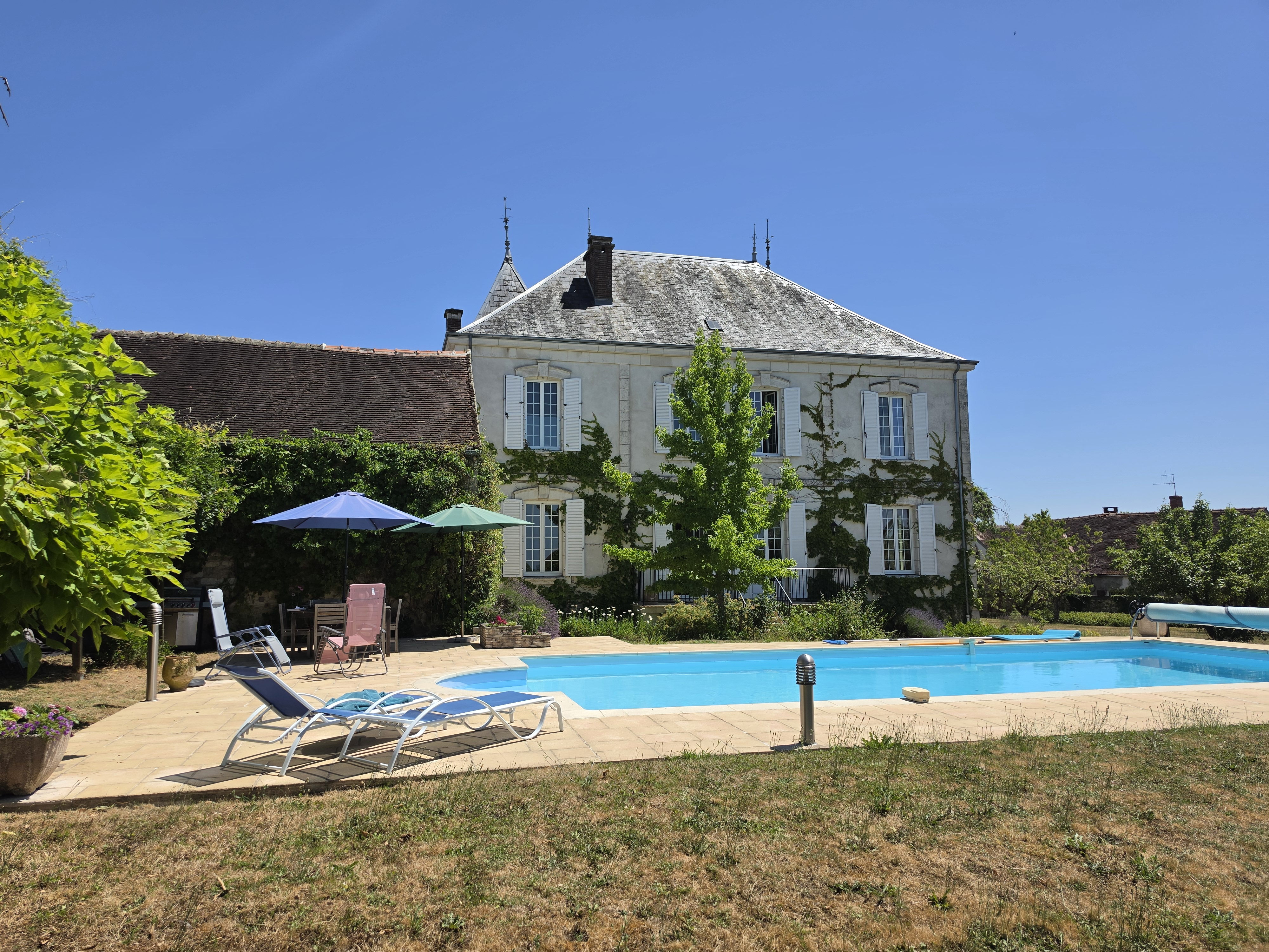 Propriété en France à vendre à Flogny-la-Chapelle, Yonne - €749 999 - photo 