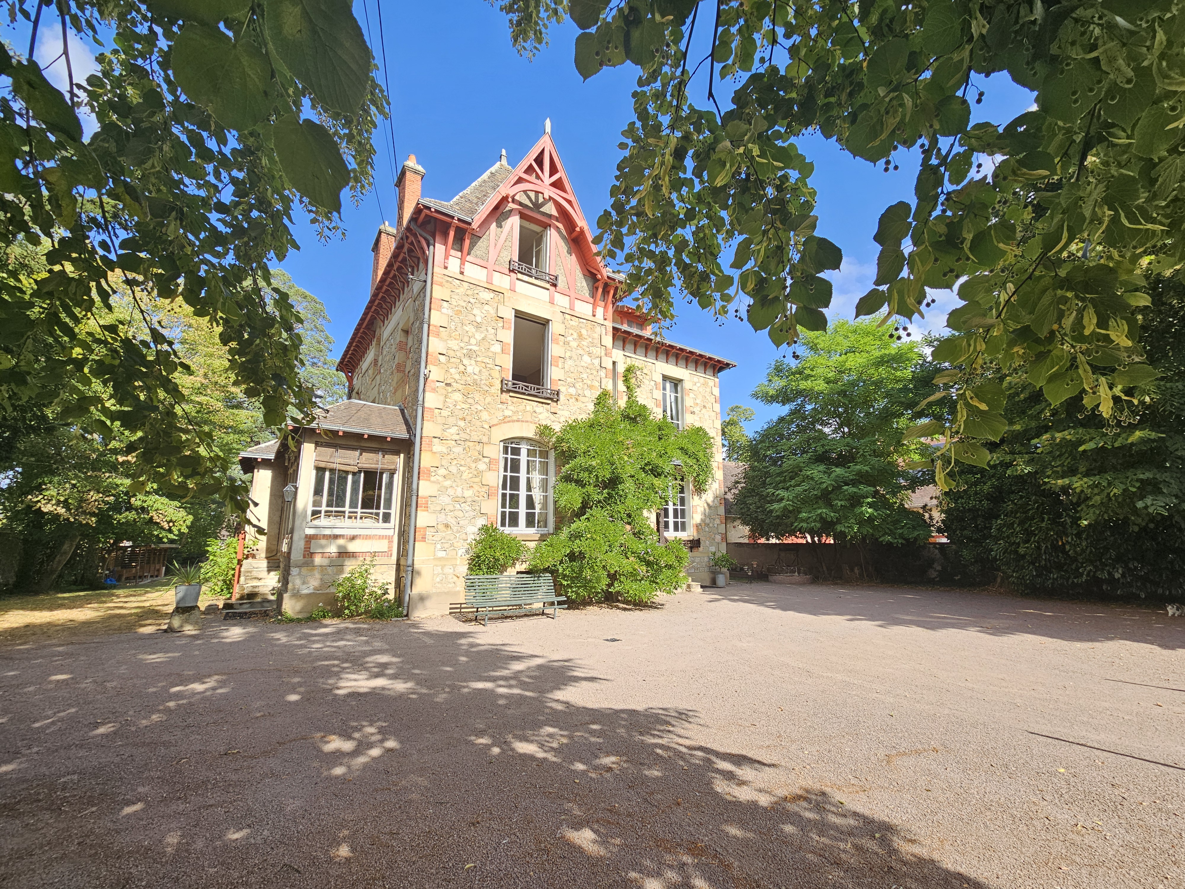 French property for sale in Cosne-d'Allier, Allier - €399,753 - photo 