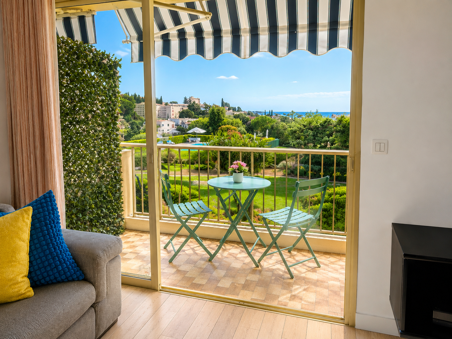 French property for sale in Antibes, Alpes-Maritimes - €392,000 - photo 