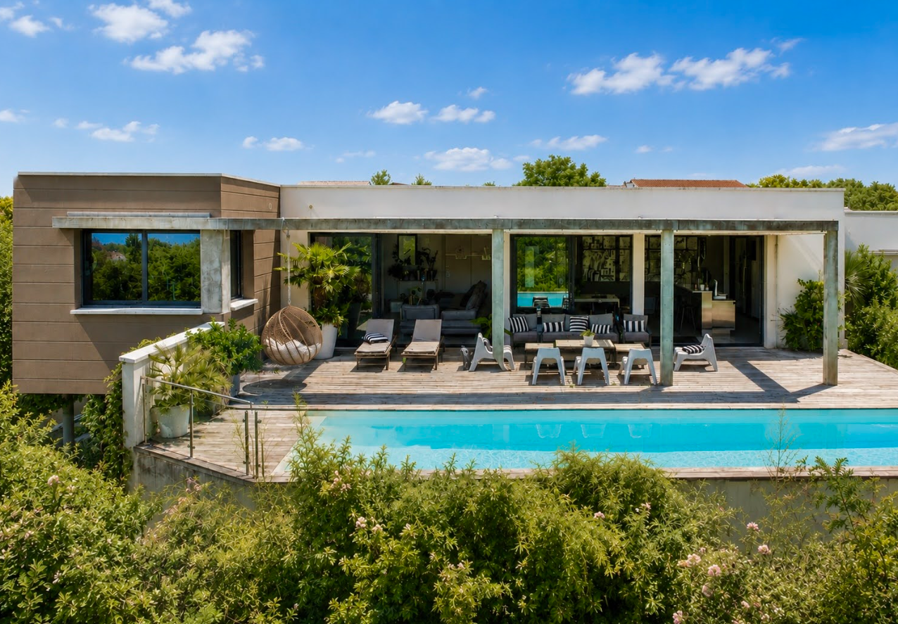 French property for sale in Angoulême, Charente - €695,000 - photo 