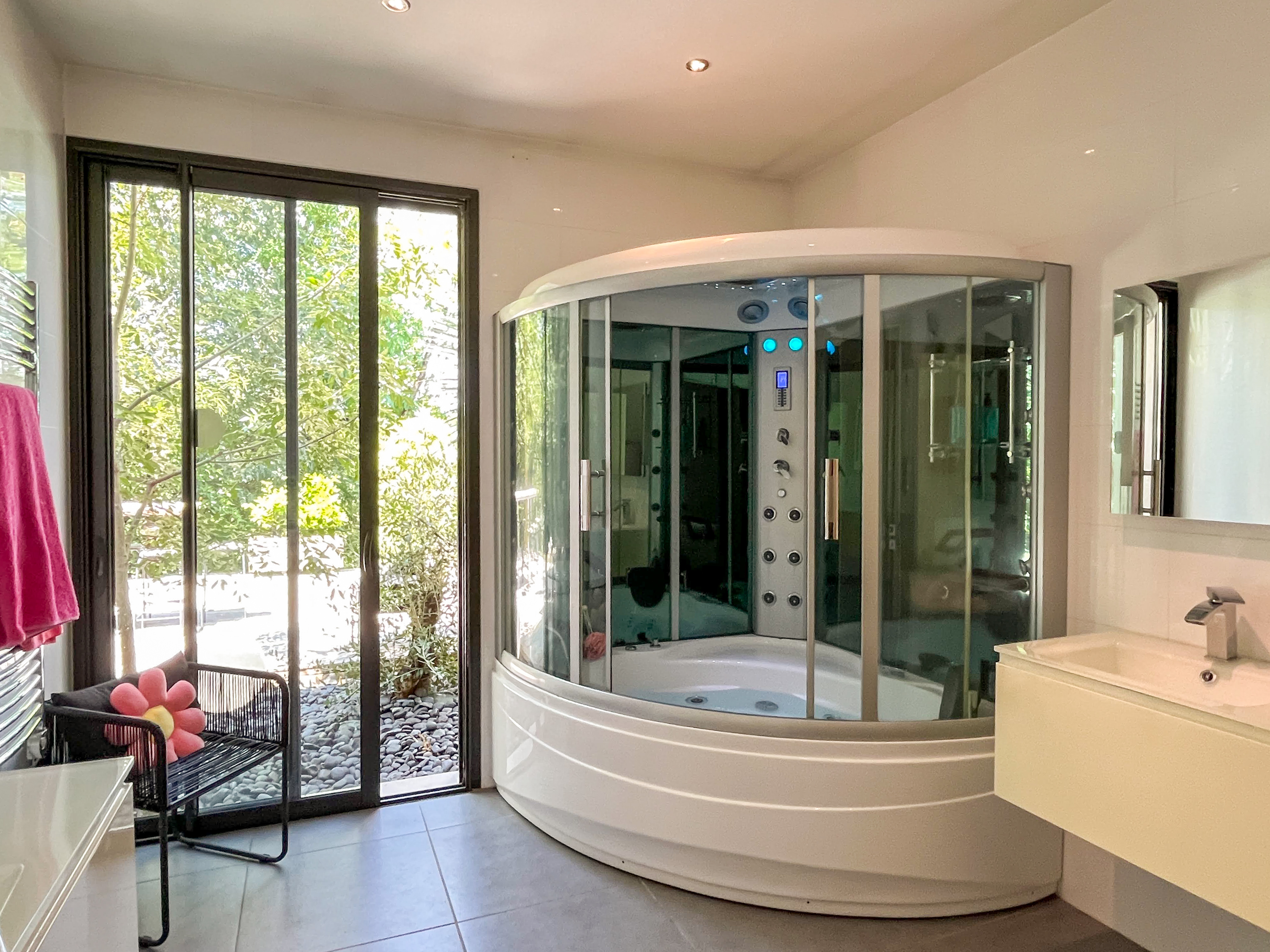 French property for sale in Angoulême, Charente - €695,000 - photo 