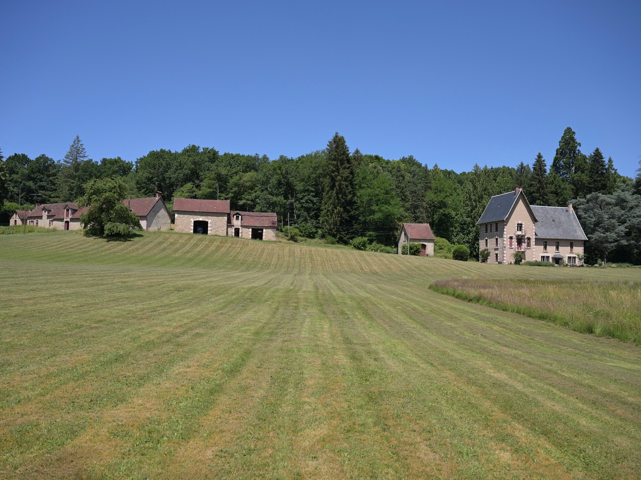 Propriété en France à vendre à Condat-sur-Ganaveix, Corrèze - €699 990 - photo 