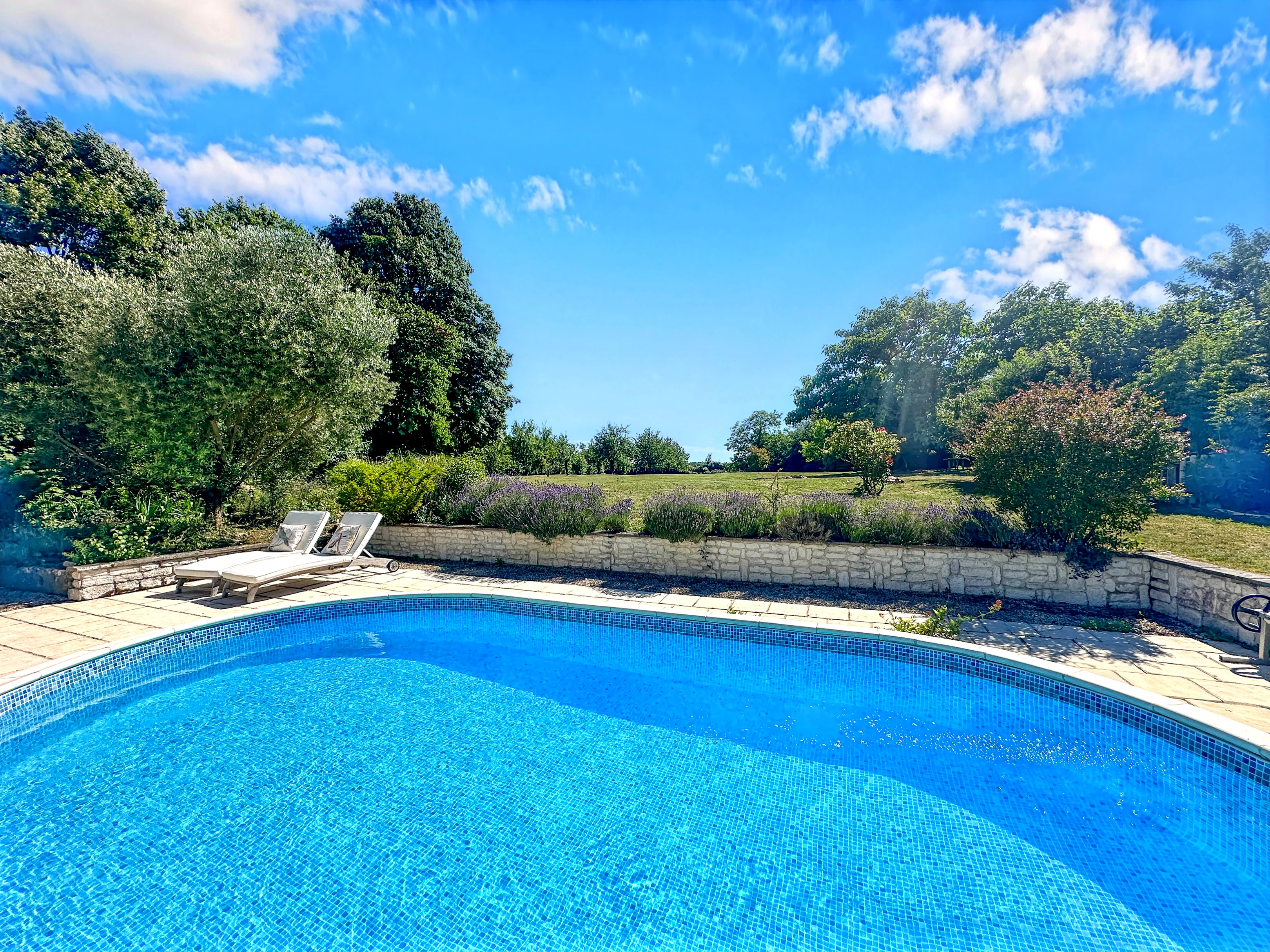 Propriété en France à vendre à Sonnac, Charente-Maritime - €599 000 - photo 
