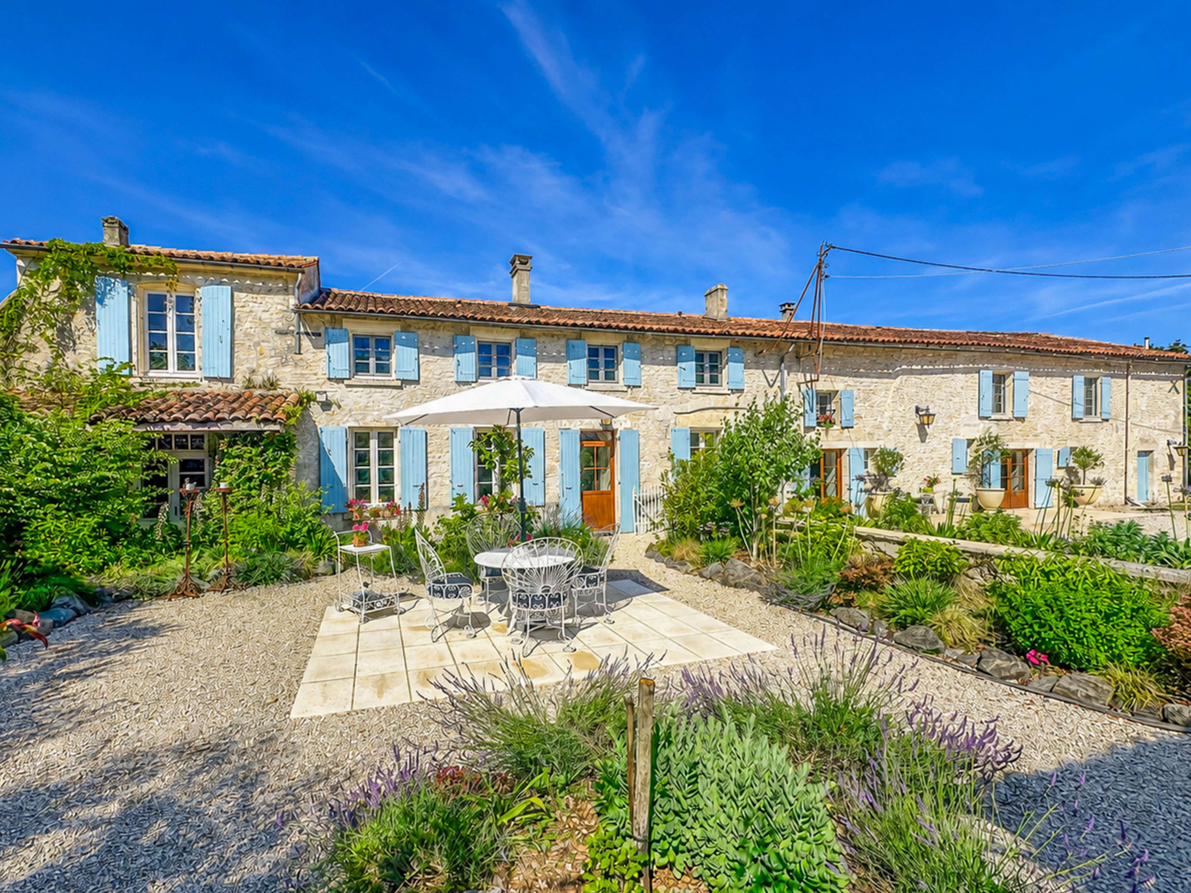 French property for sale in Sonnac, Charente-Maritime - €599,000 - photo 
